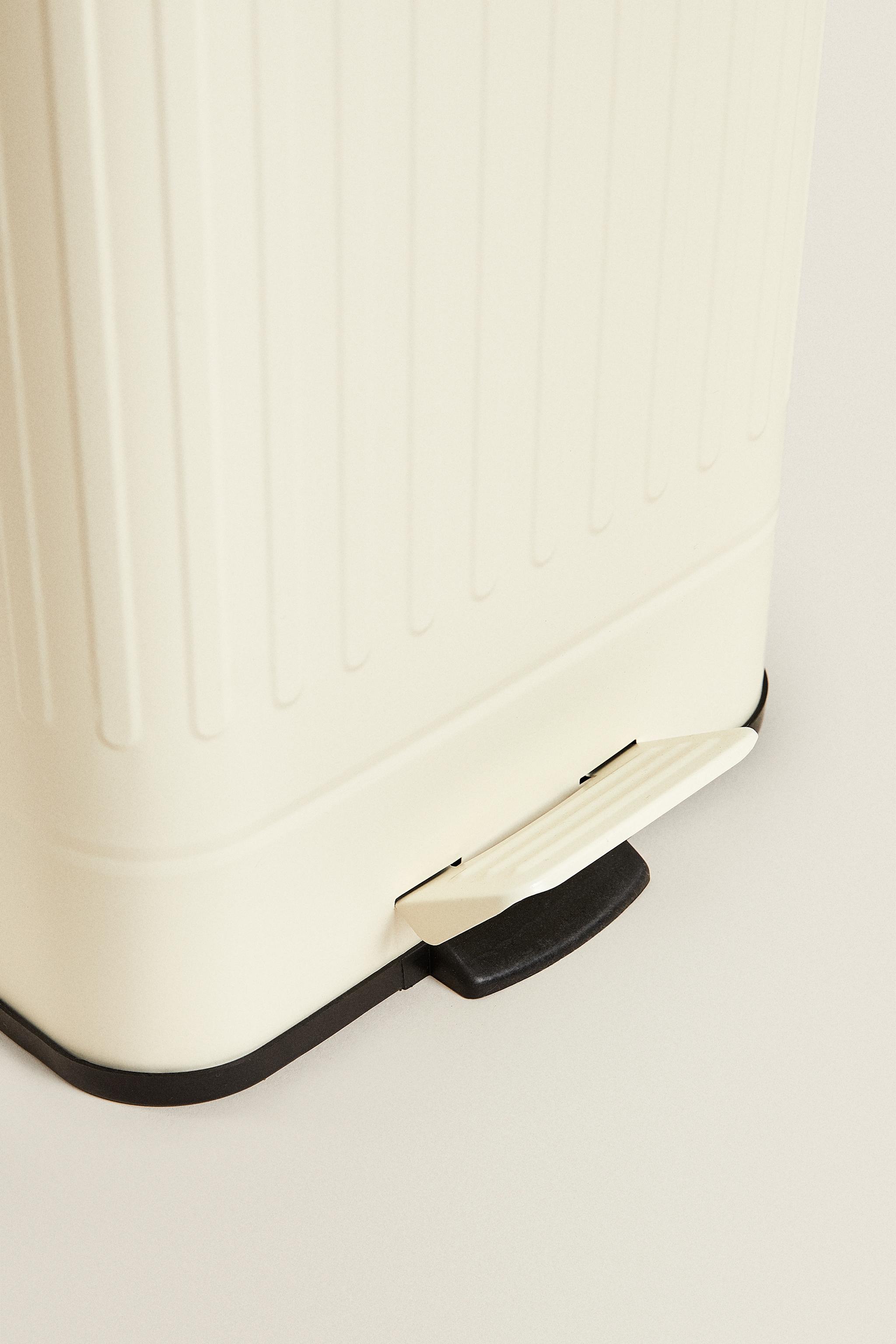 LARGE KITCHEN TRASH CAN