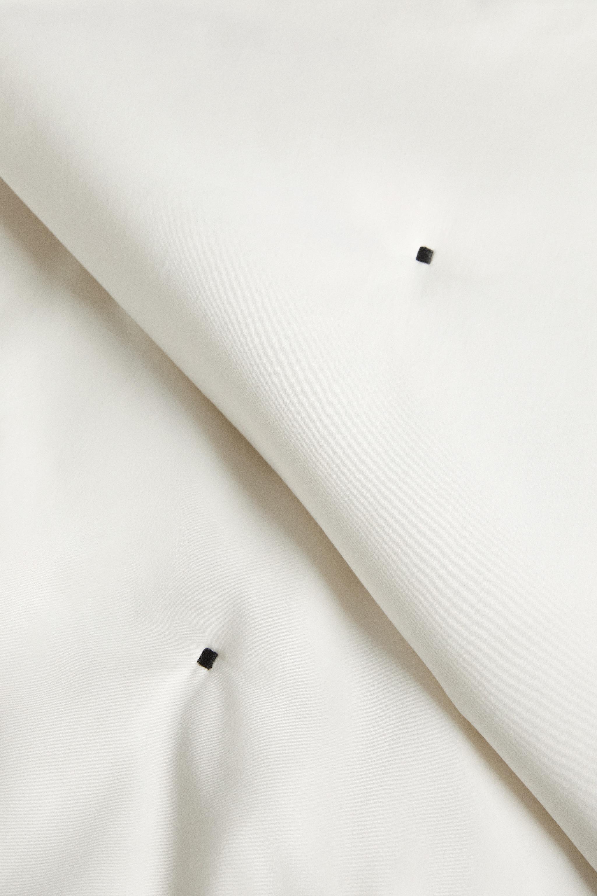 LINEN SATEEN QUILT WITH DOTTED STITCHING