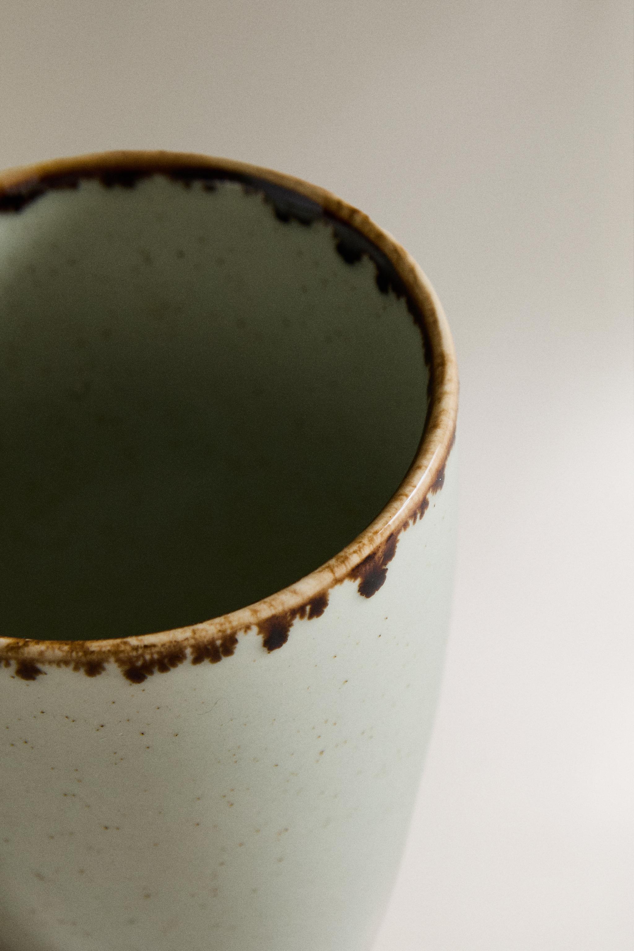 PORCELAIN MUG WITH ANTIQUE FINISH RIM
