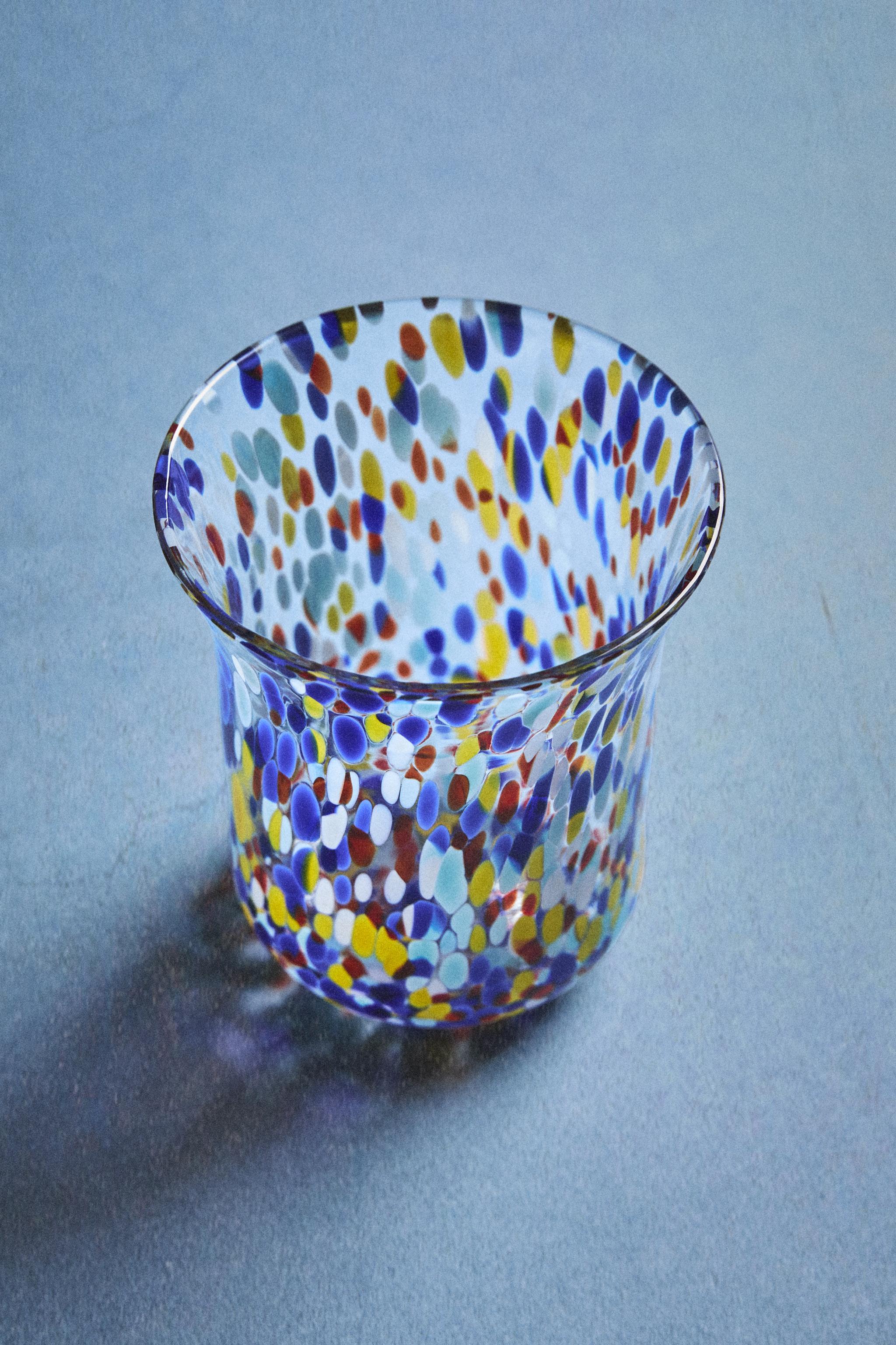 BLOWN GLASS TUMBLER WITH SPECKLED DESIGN
