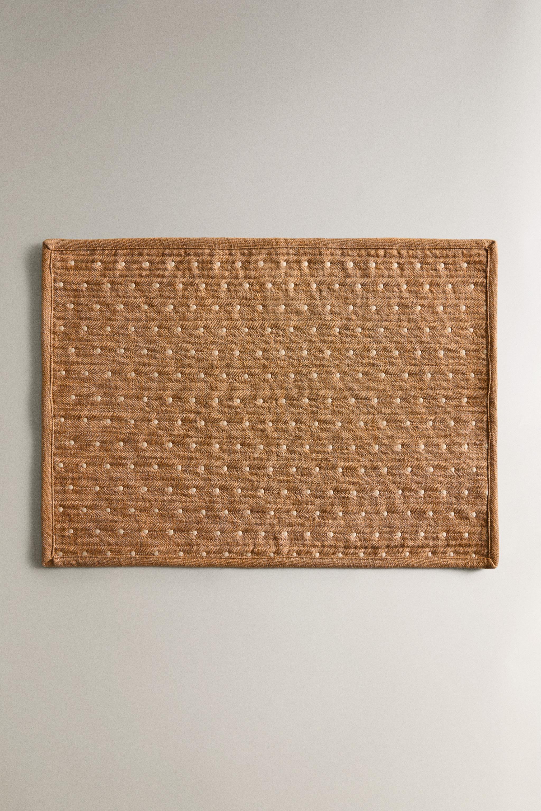 PADDED PLACEMAT WITH TOPSTITCHING