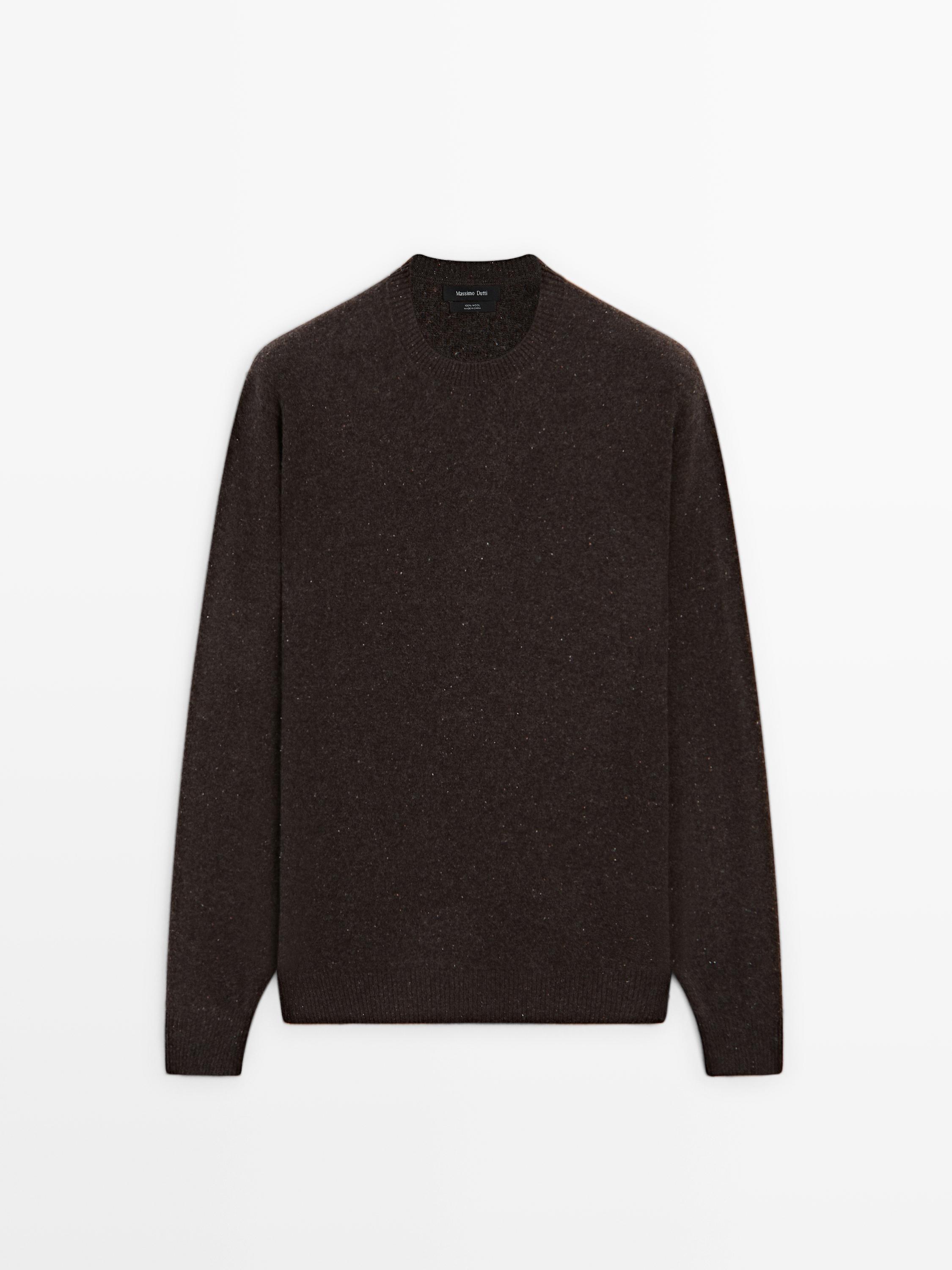 Round neck knit sweater with contrast detail