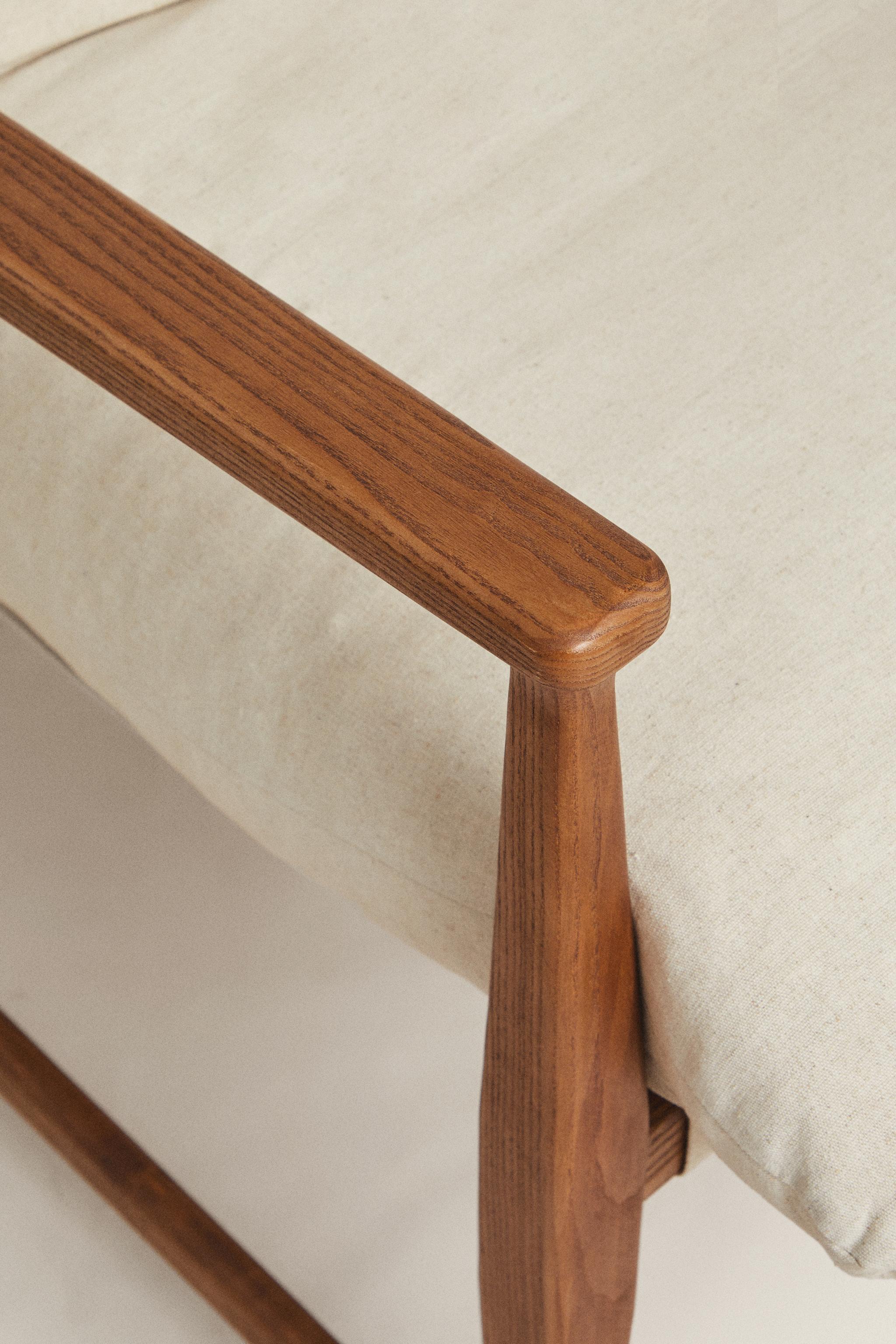 WOODEN ACCENT CHAIR WITH REMOVABLE CUSHION