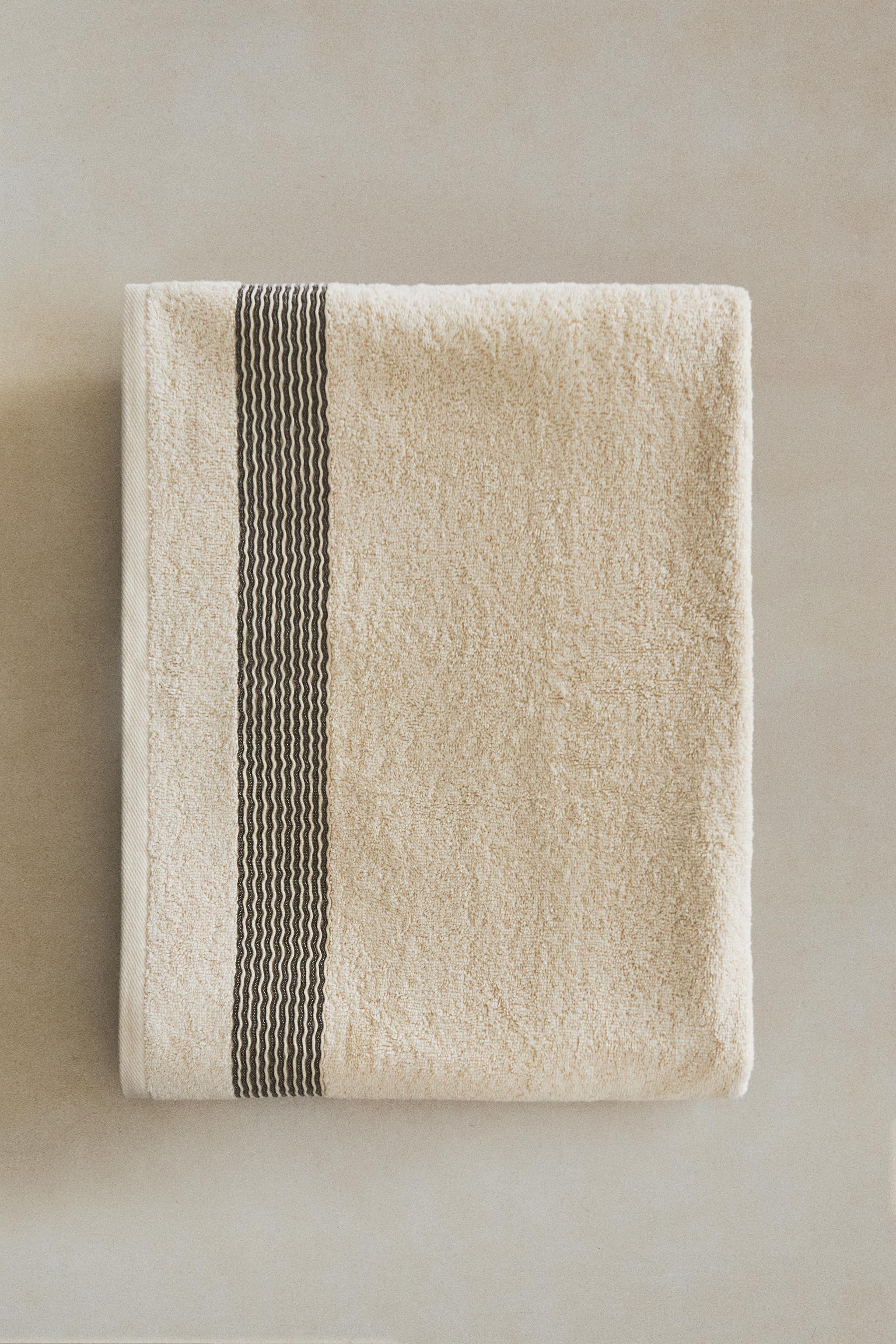 COTTON BATH TOWEL WITH PLEATED BORDER