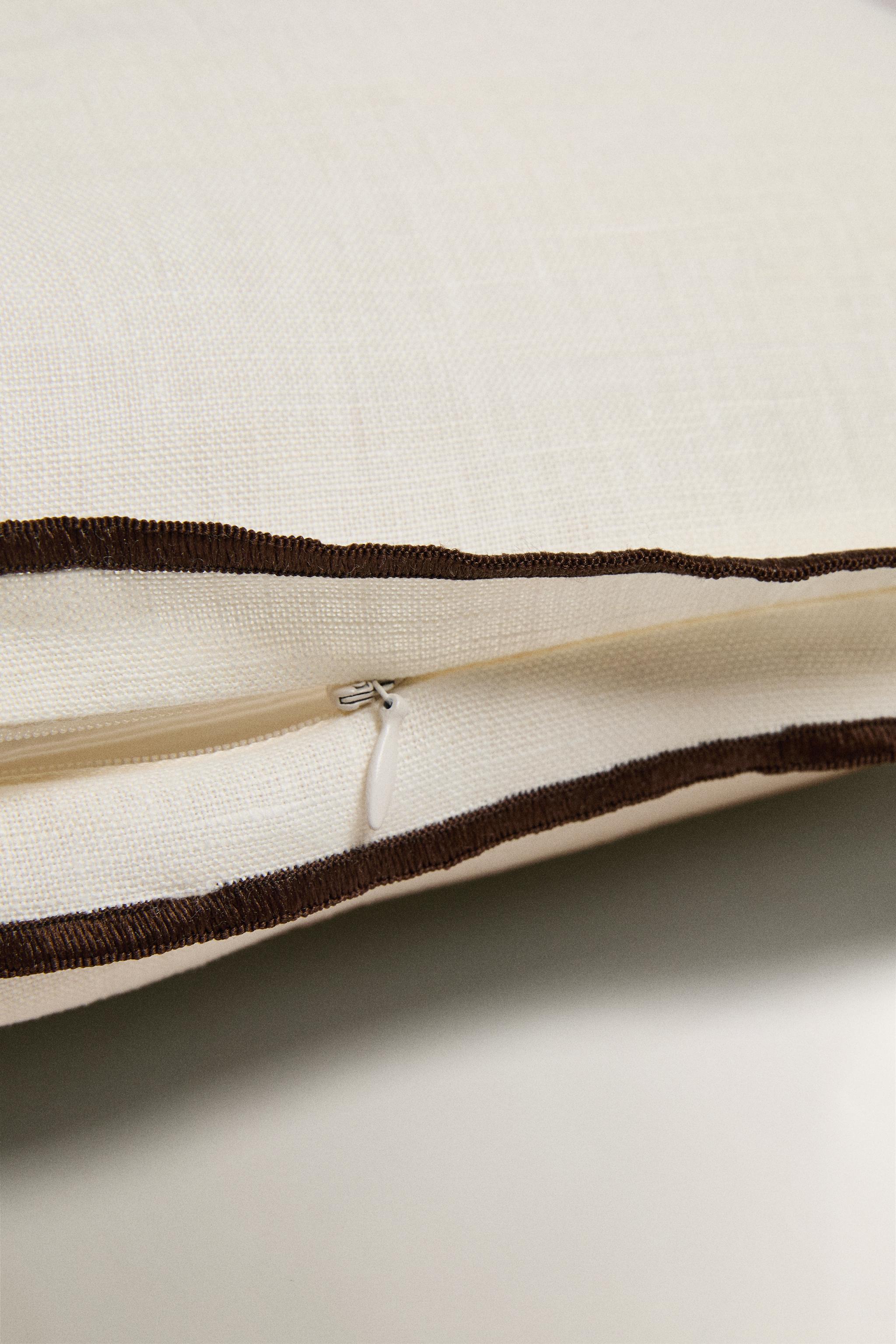 THROW PILLOW COVER WITH OVERLOCK