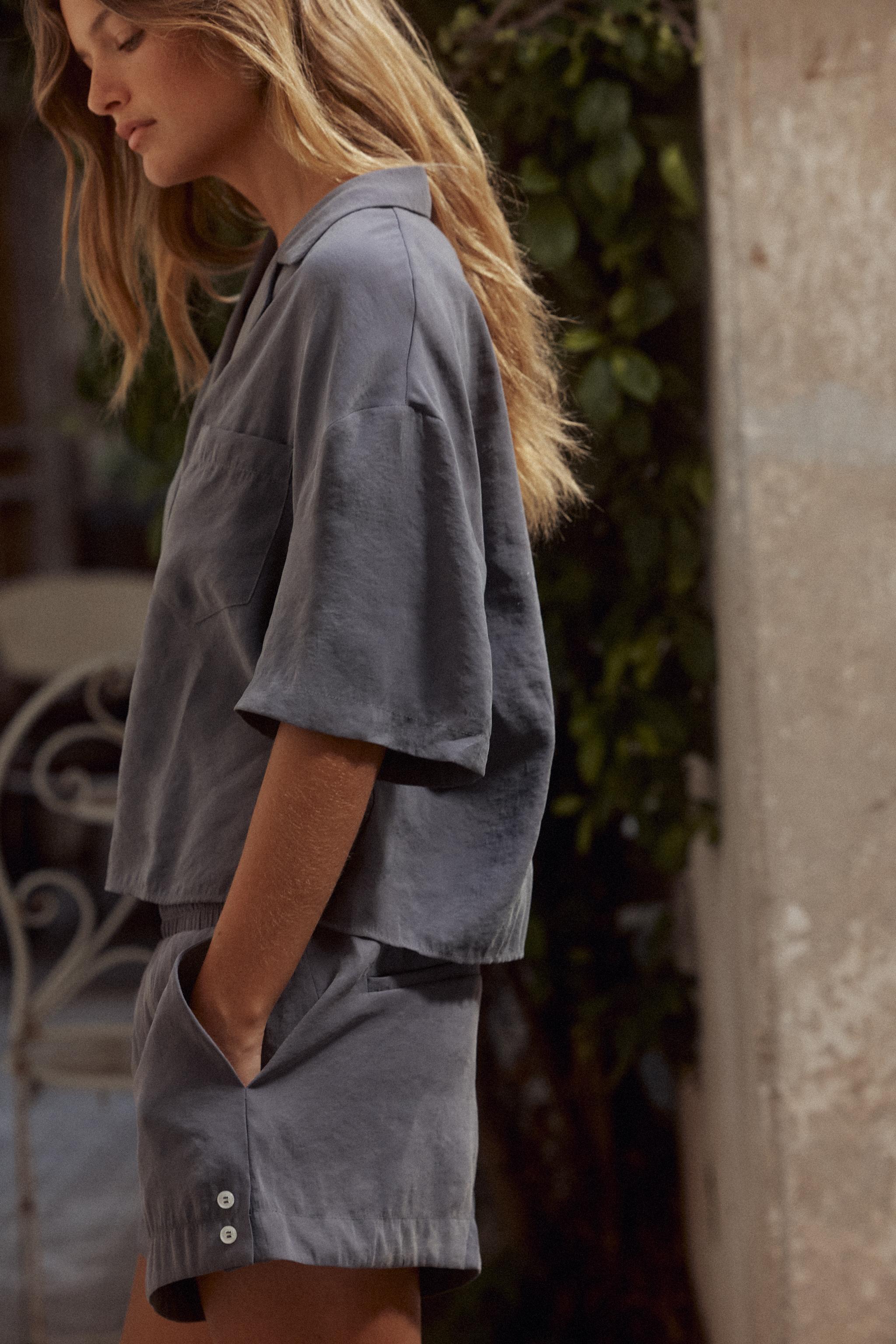 FLOWY SHORT SLEEVE SHIRT