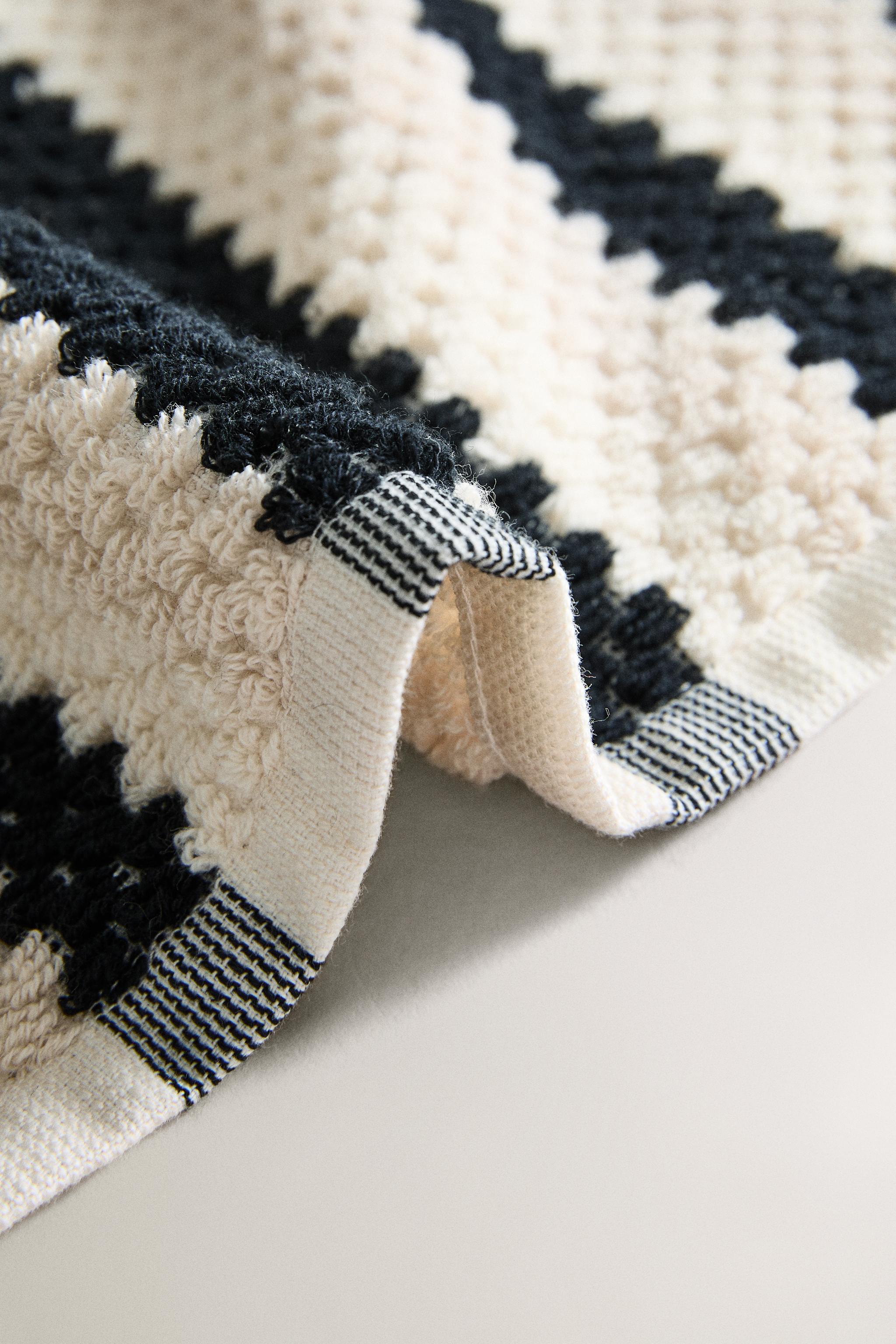 GEOMETRIC JACQUARD BATH TOWEL