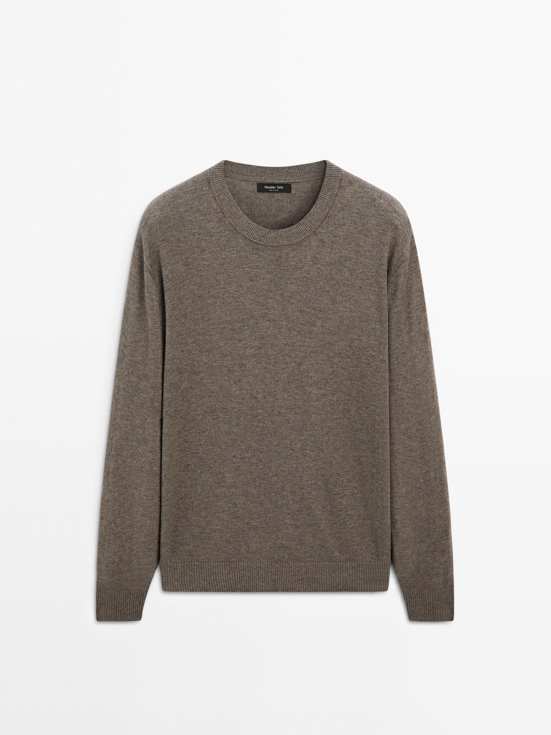 Crew neck knit sweater