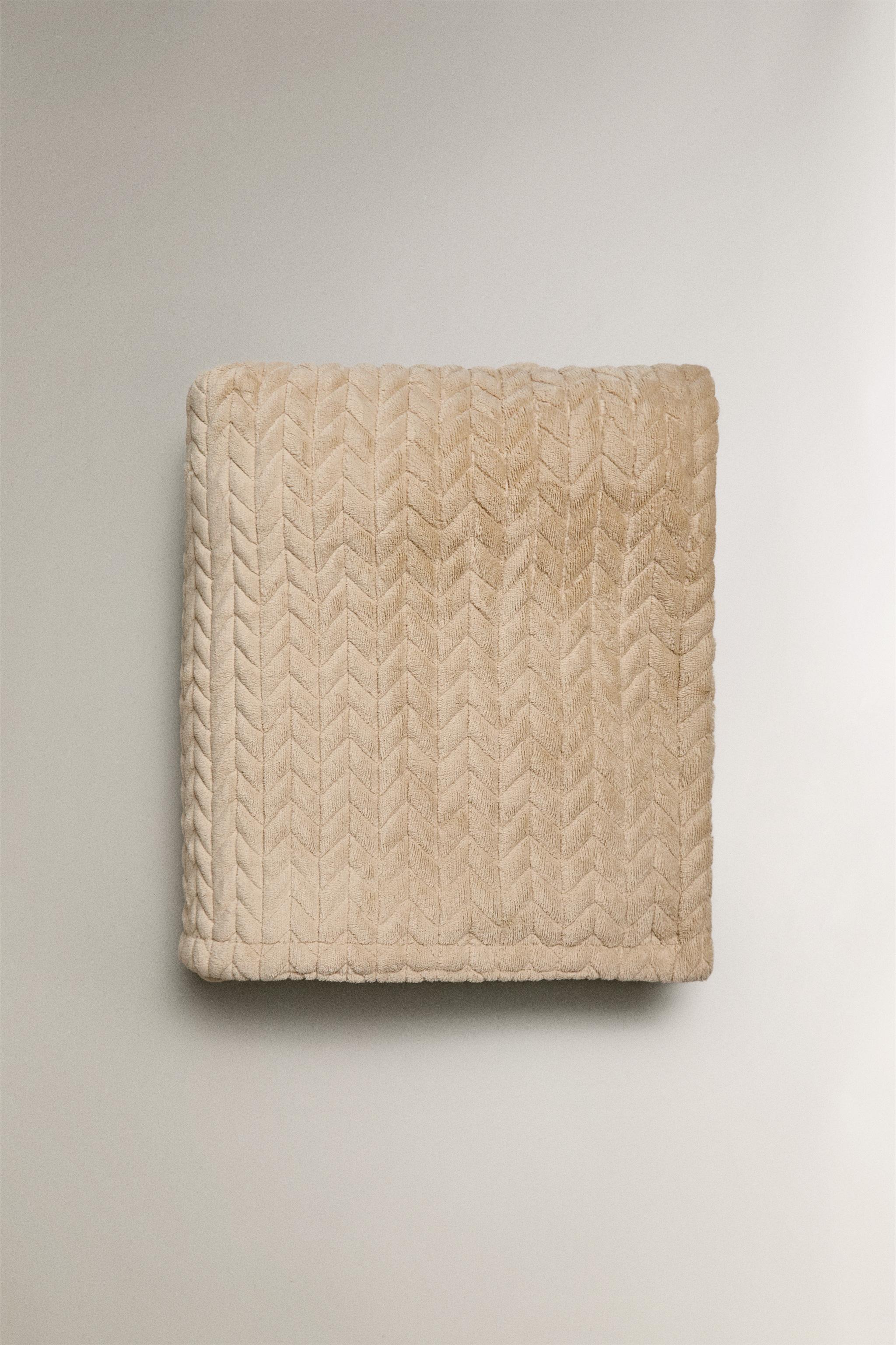 DECORATIVE FLEECE BLANKET