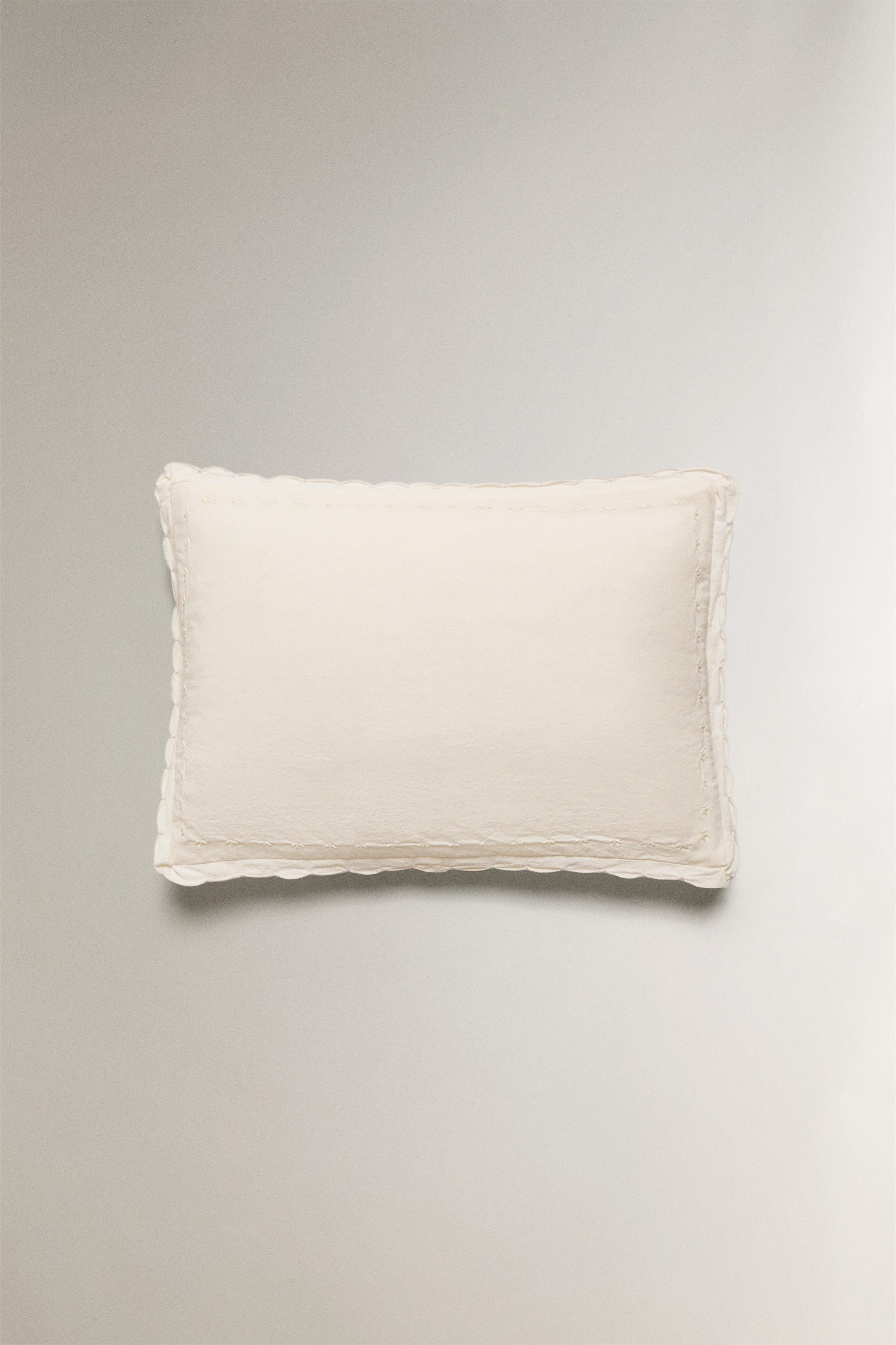 CHILDREN'S THROW PILLOW COVER WITH SCALLOPED EDGE