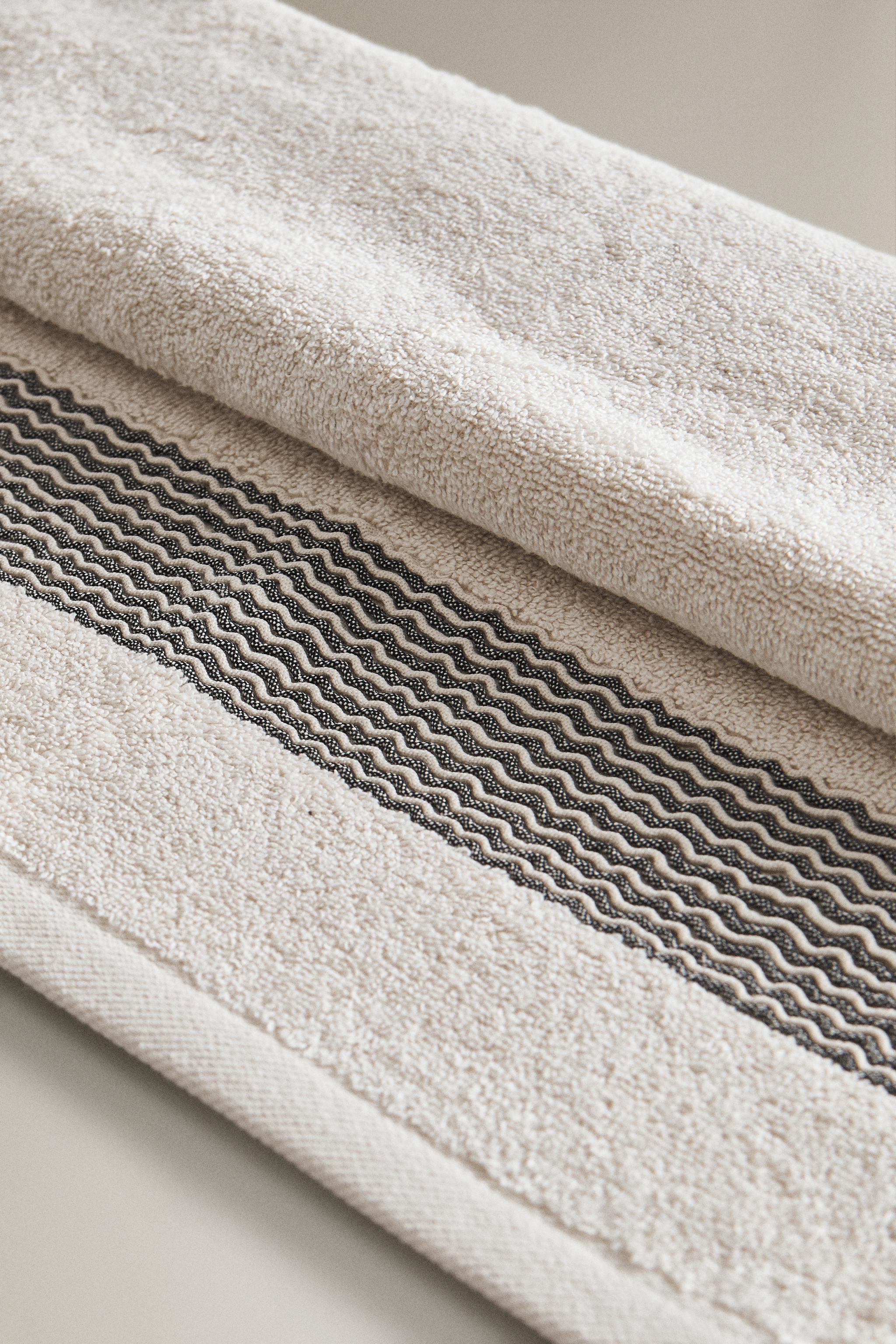 COTTON BATH TOWEL WITH PLEATED BORDER