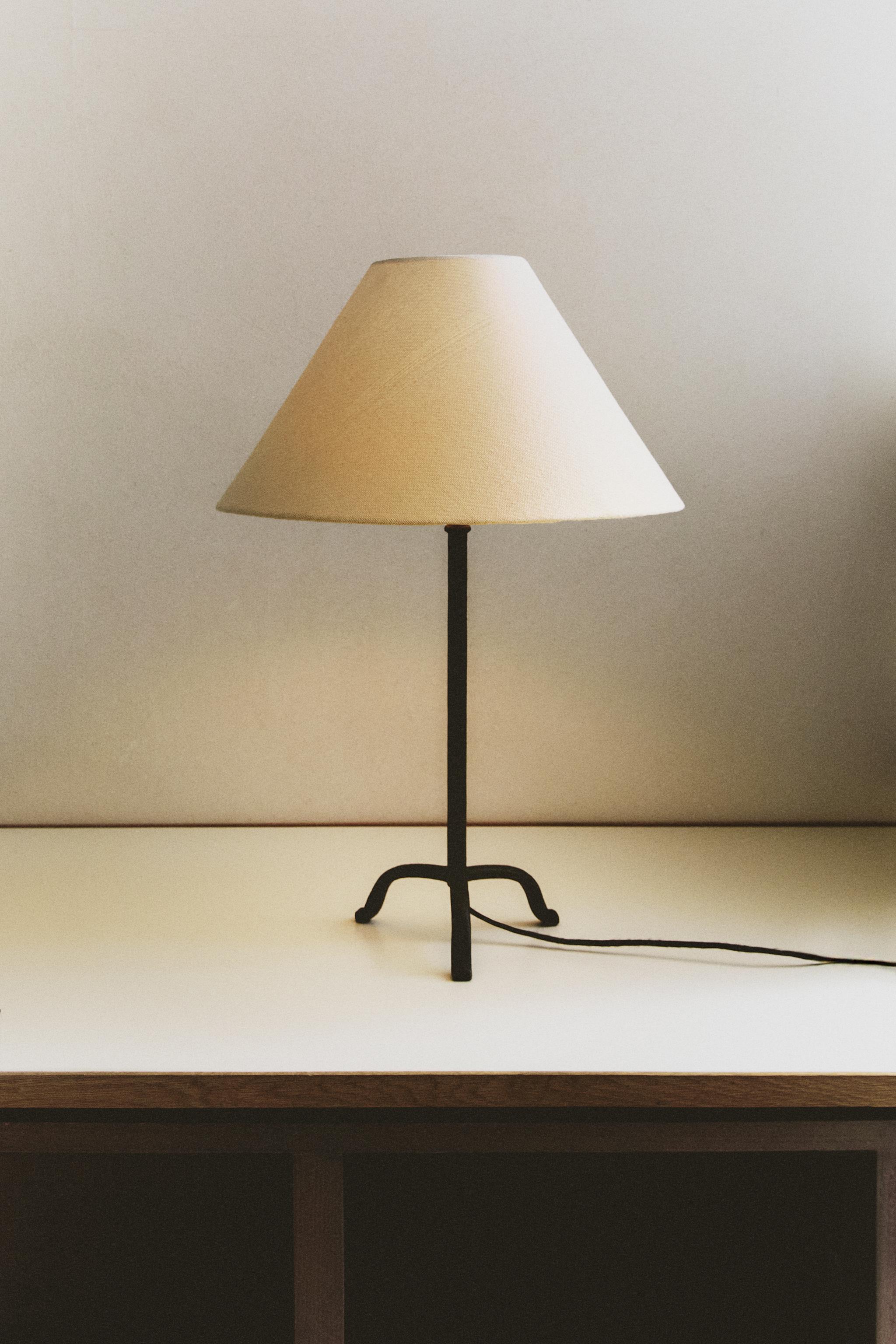 TRIPOD BASE TABLE LAMP