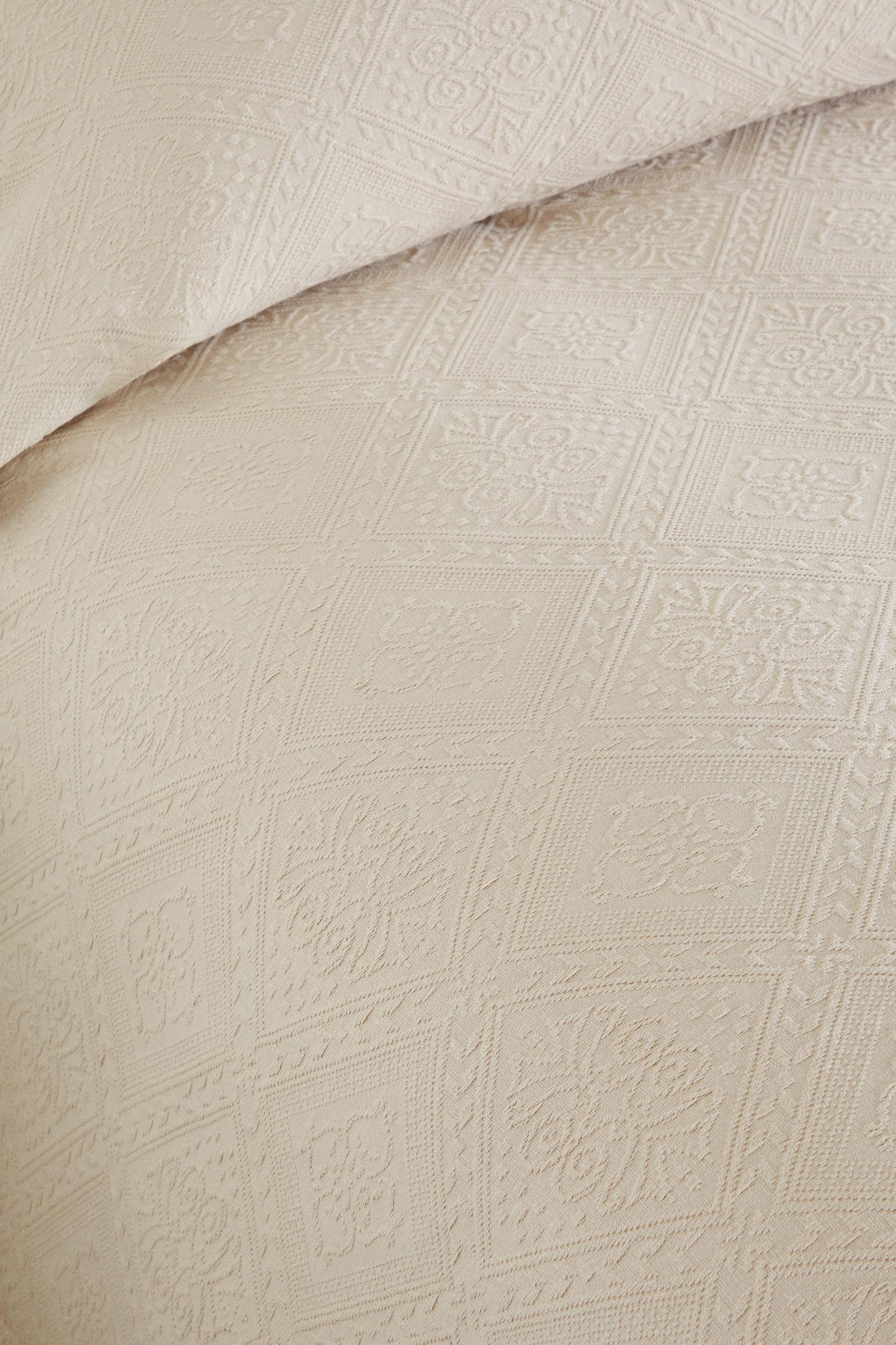 COTTON BEDSPREAD WITH A GEOMETRIC DESIGN