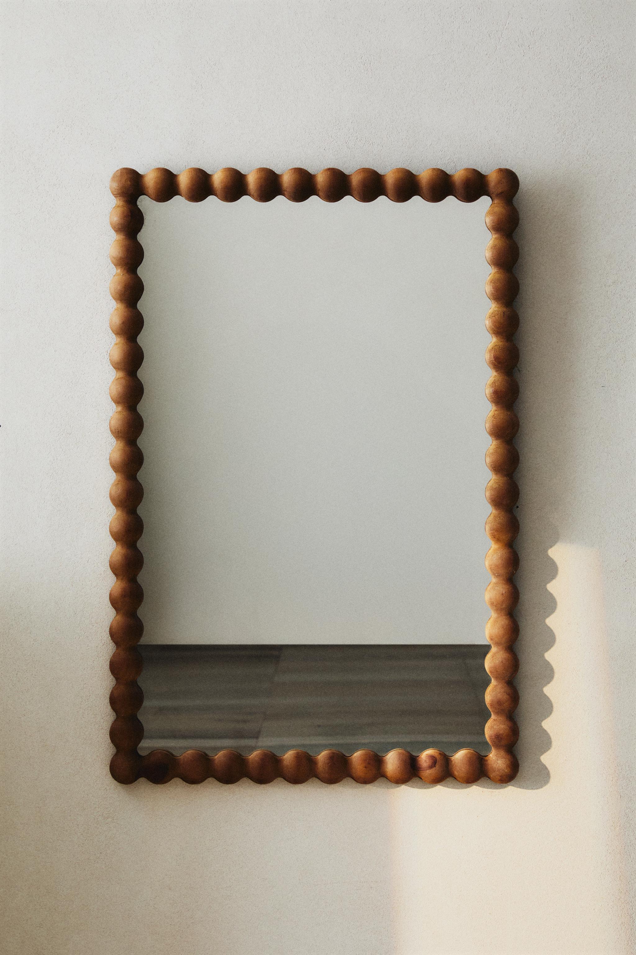 RECTANGULAR WALL MIRROR WITH WOODEN FRAME