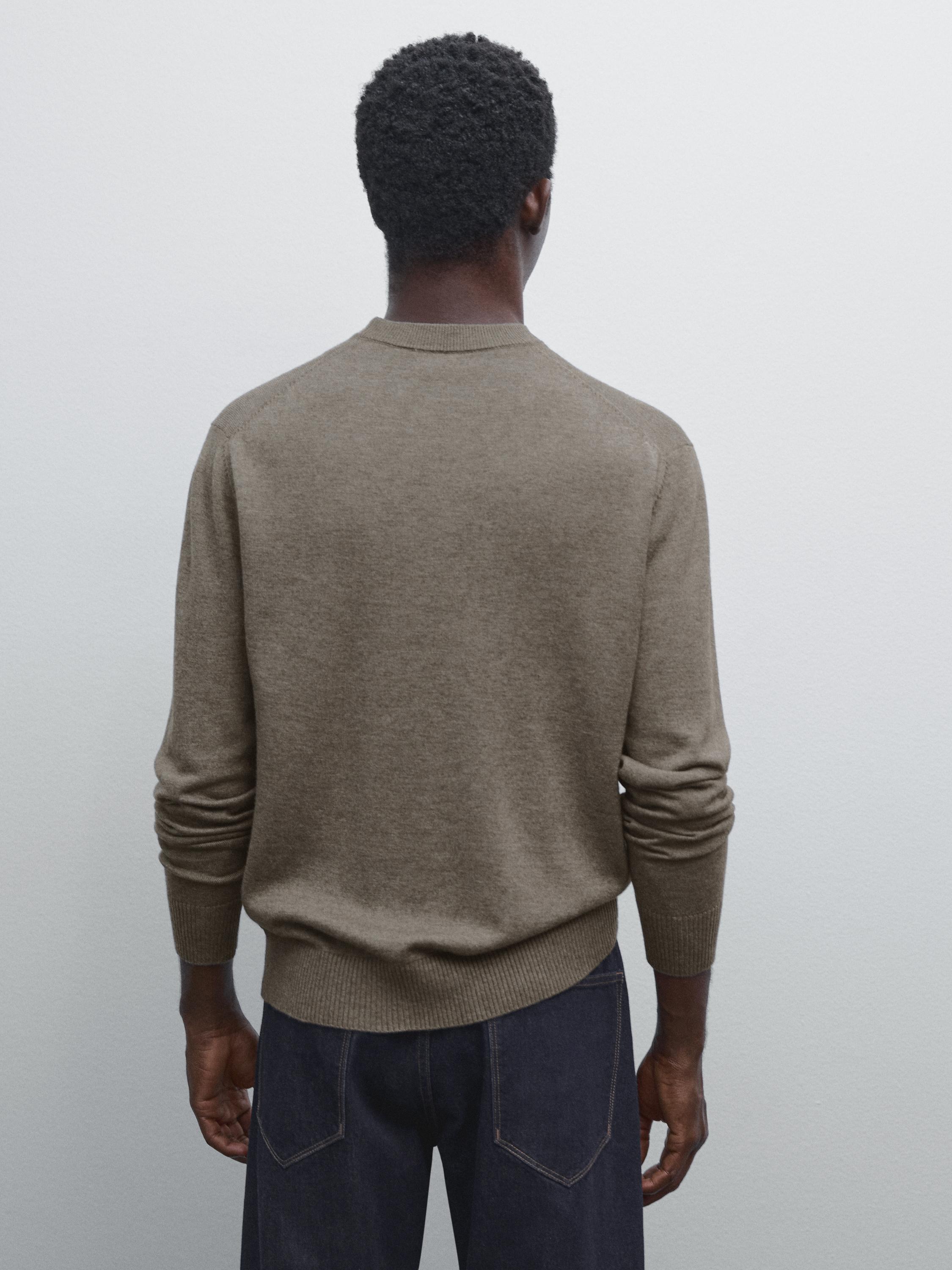 Crew neck knit sweater