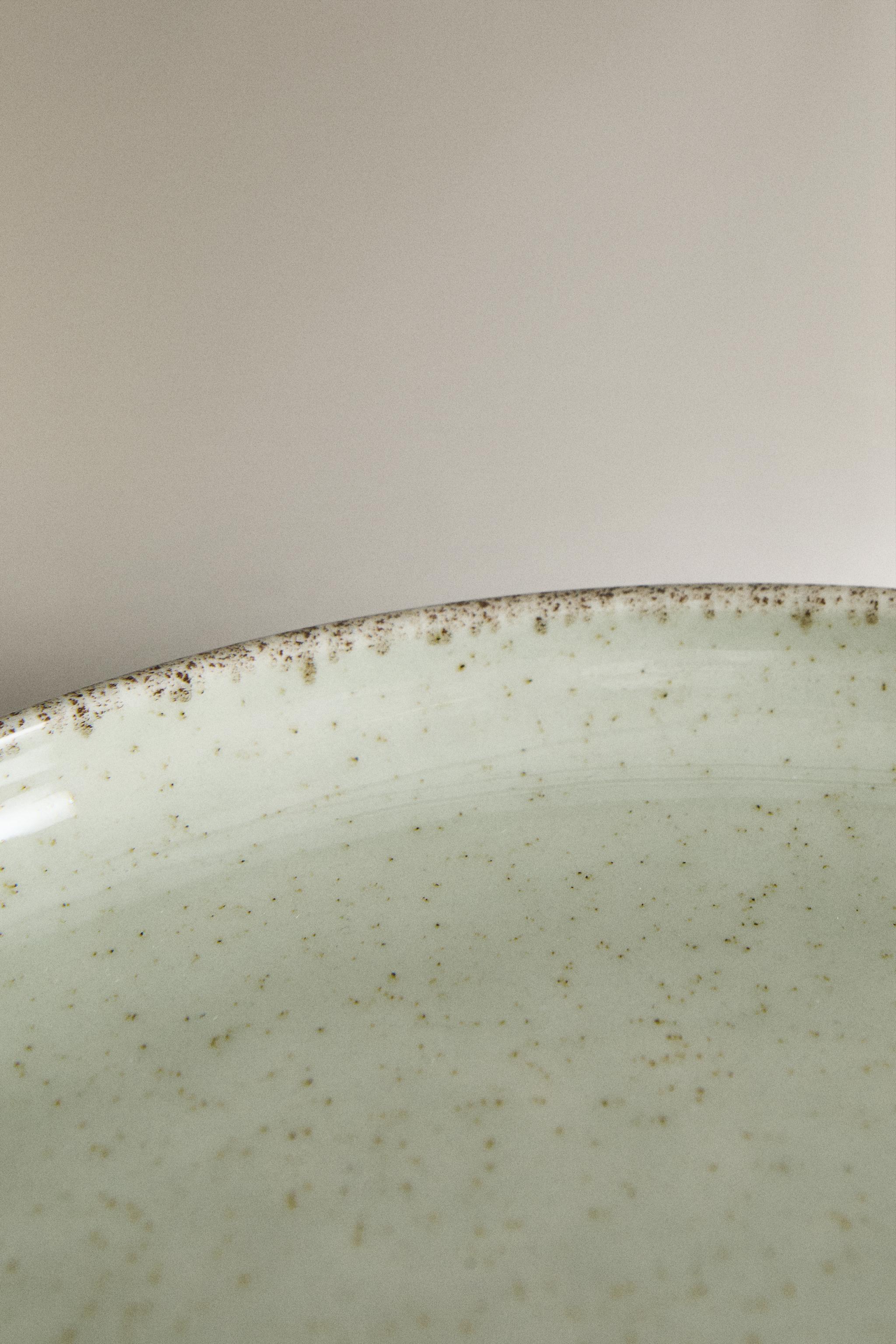 PORCELAIN DESSERT PLATE WITH ANTIQUE FINISH RIM