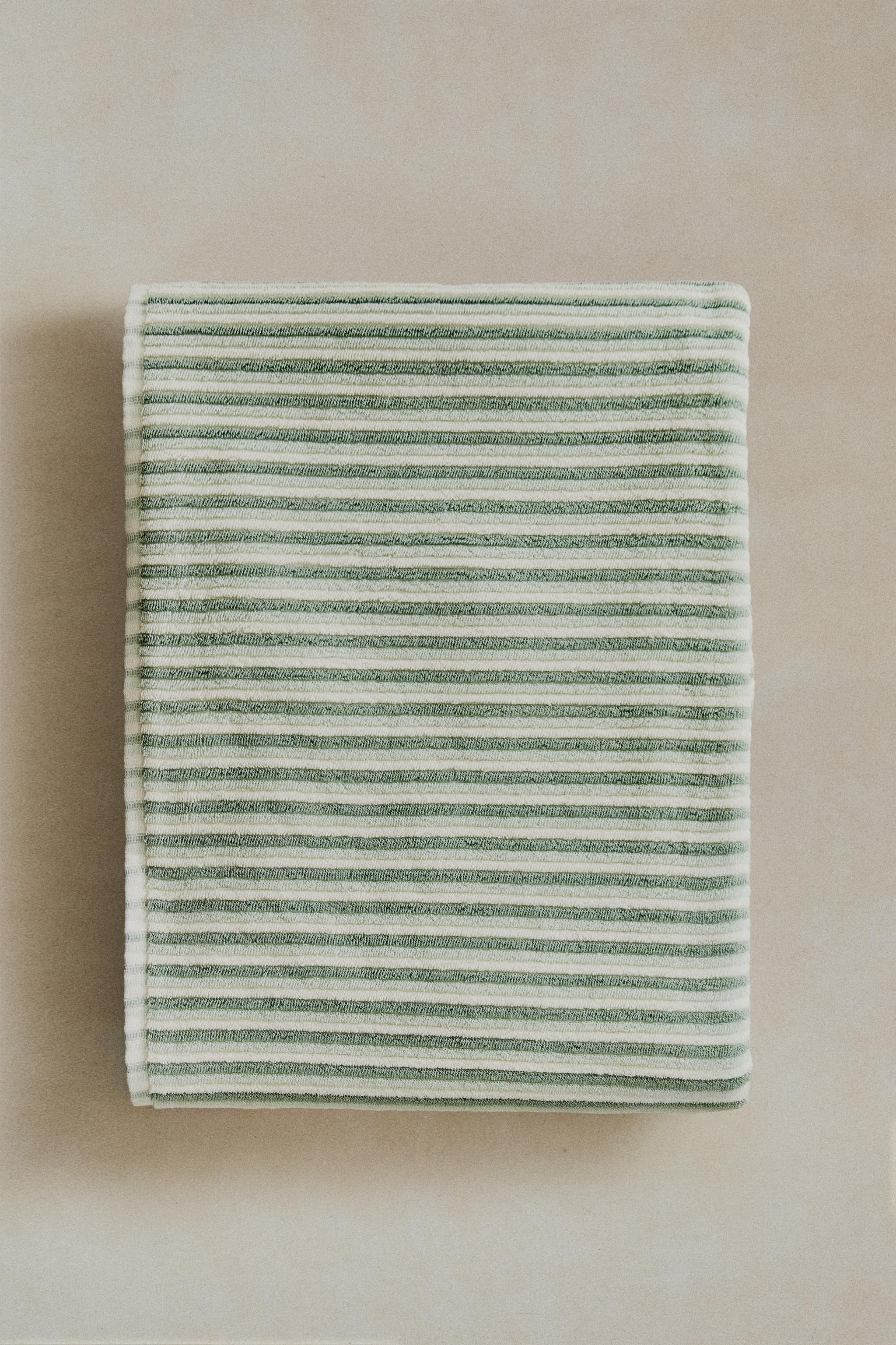 TEXTURED COLORED BATH TOWEL WITH STRIPES