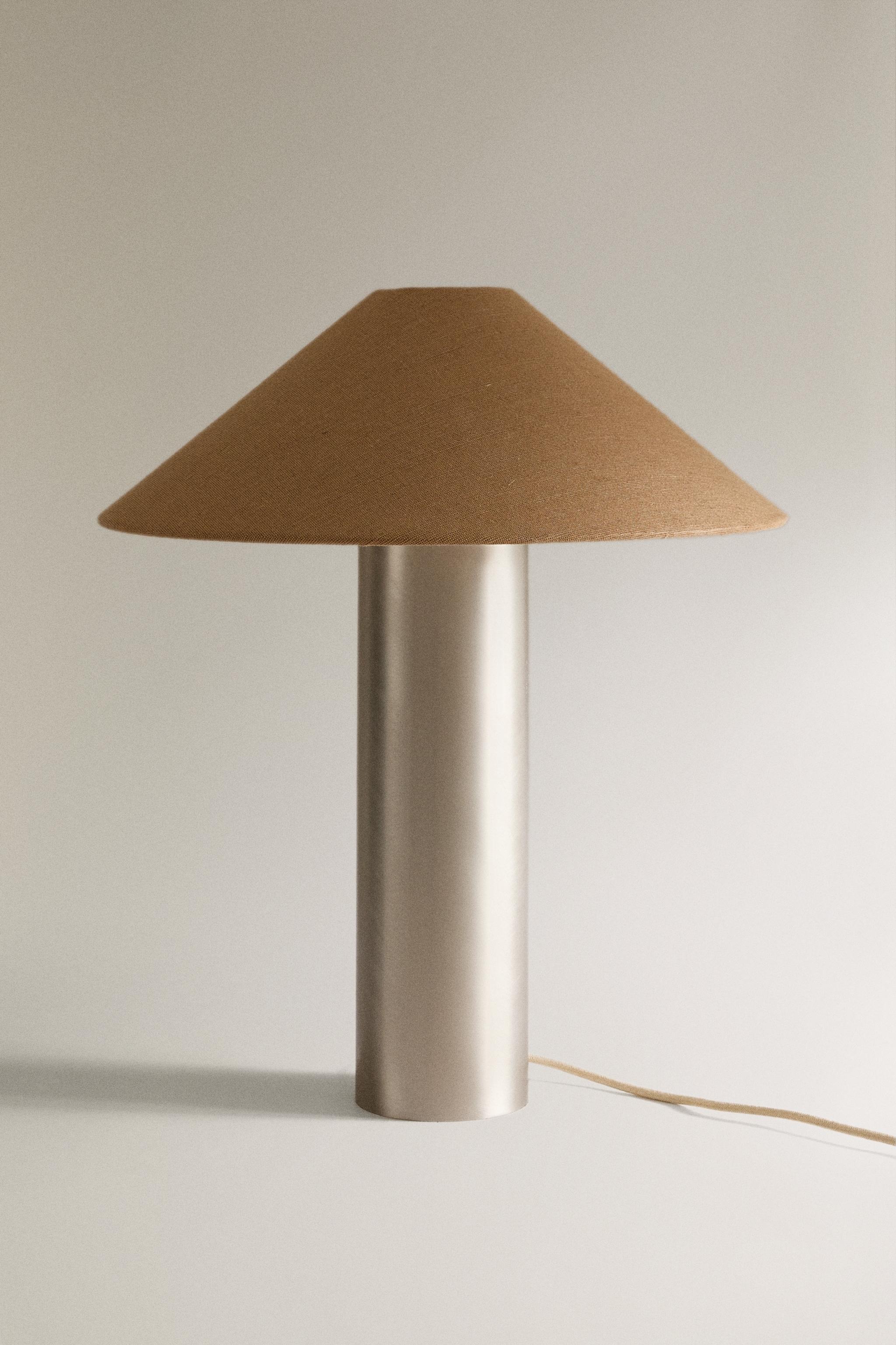 METAL BASE TABLE LAMP