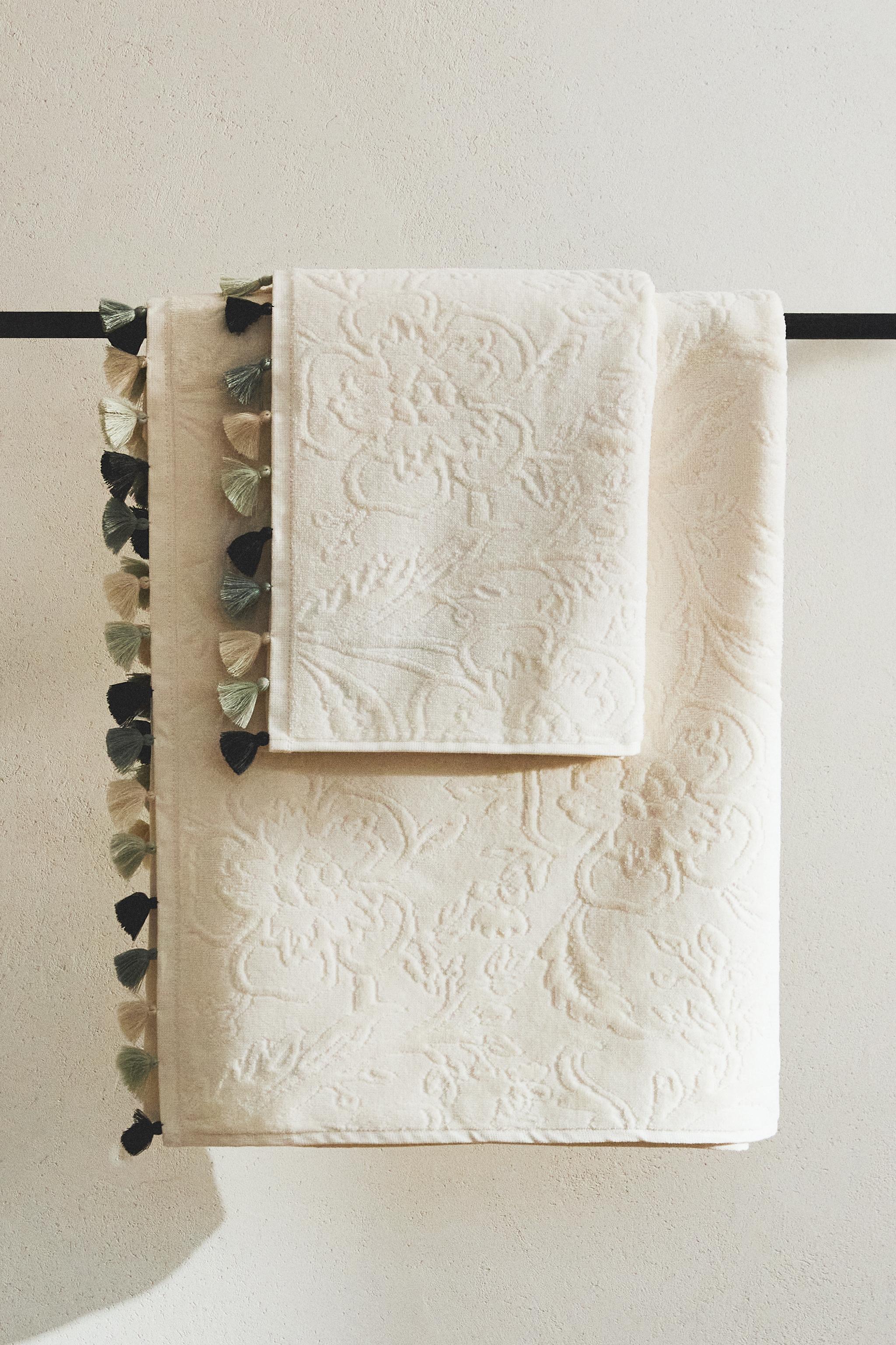 JACQUARD POMPOM BATH TOWEL