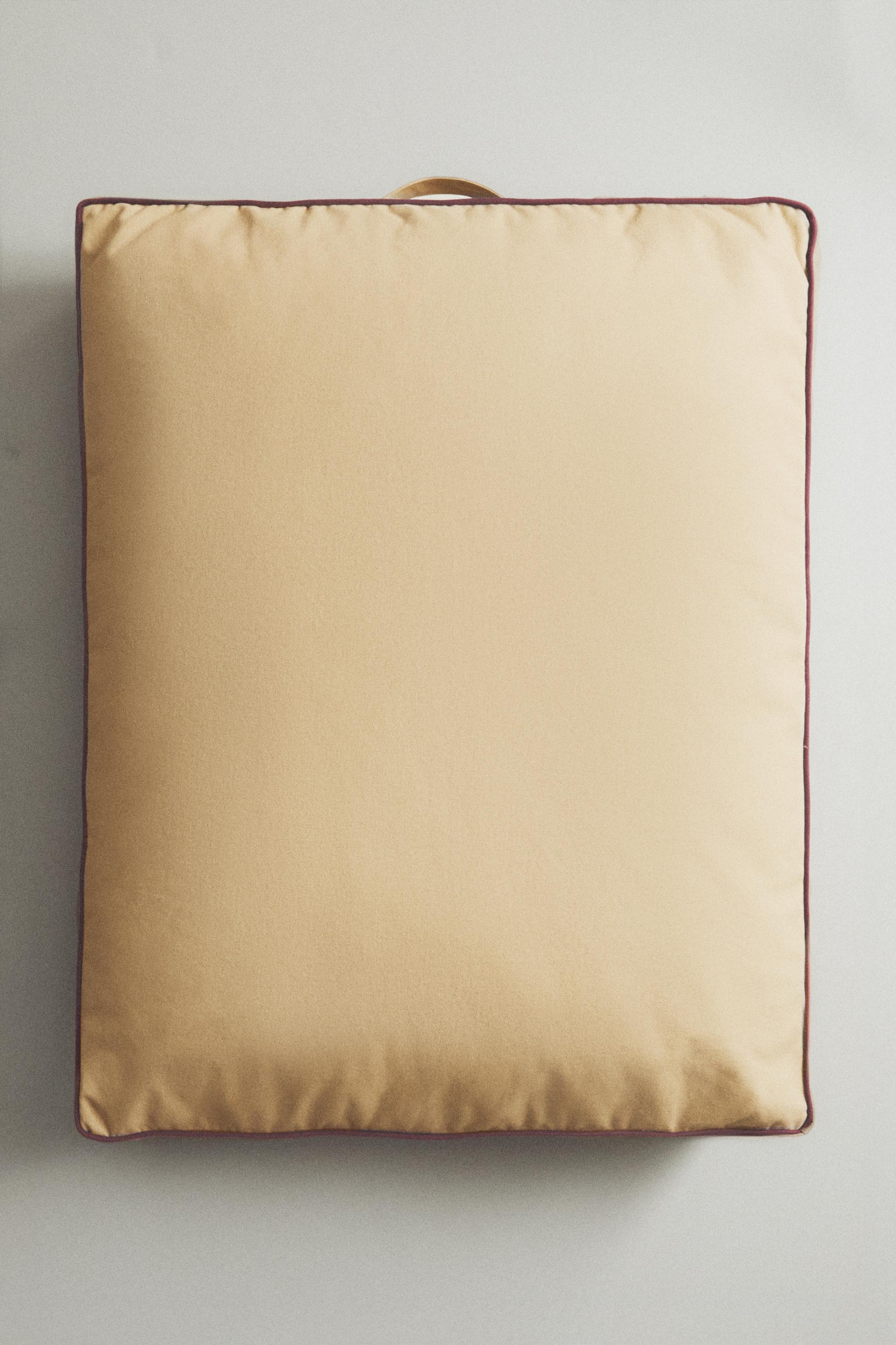 XL FLOOR CUSHION WITH PIPING FOR PETS