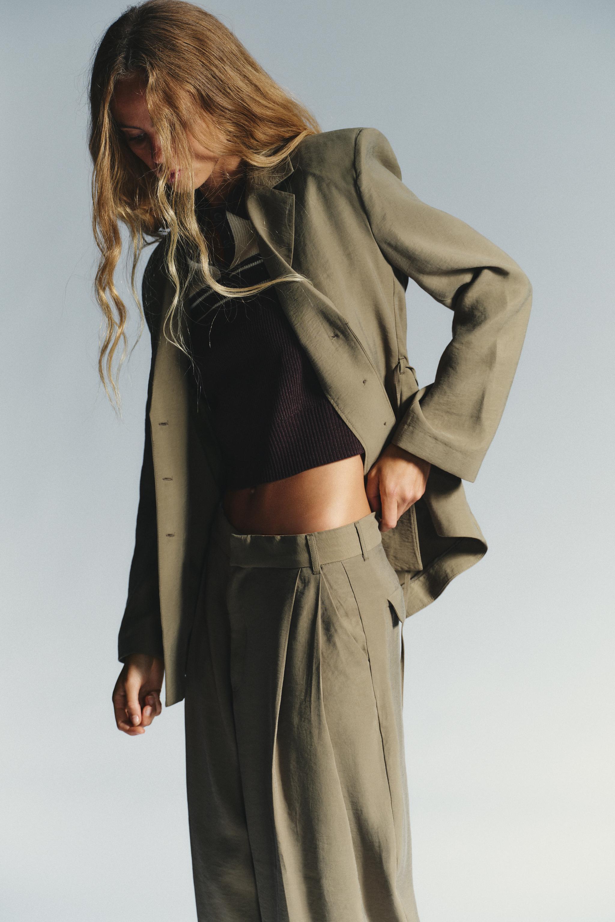 BLAZER WITH SHOULDER PADS AND THIN BELT