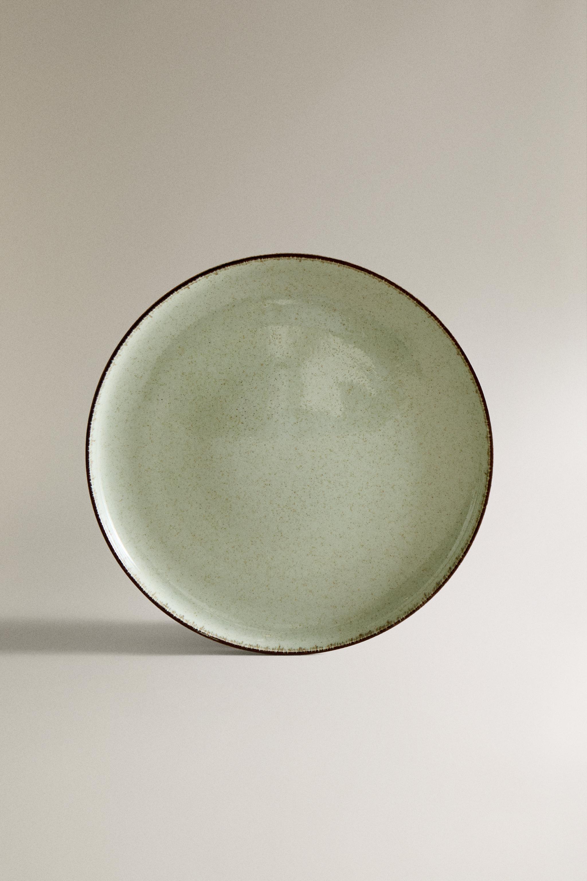 PORCELAIN DINNER PLATE WITH ANTIQUE FINISH RIM