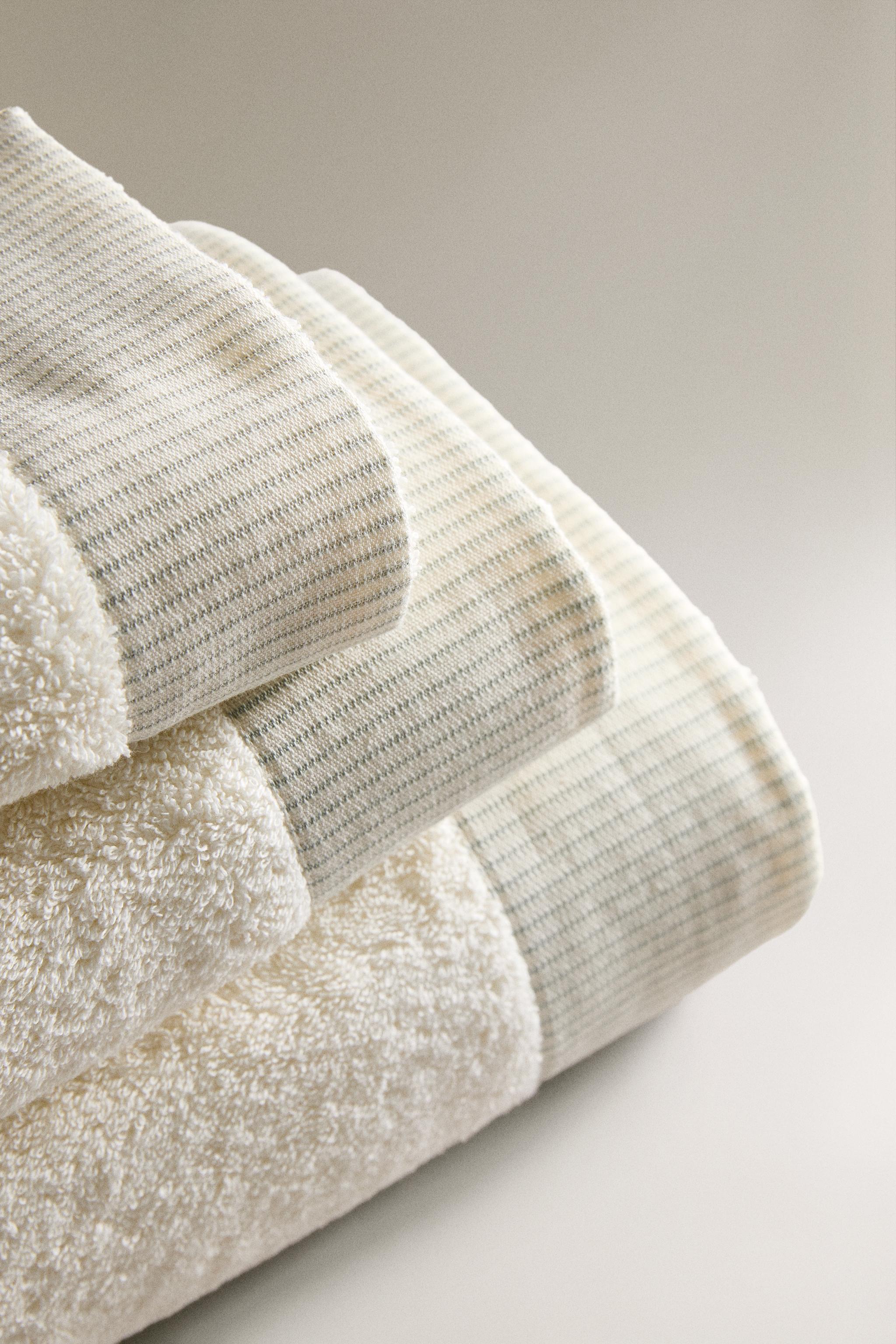 BATH TOWEL WITH STRIPED BORDER