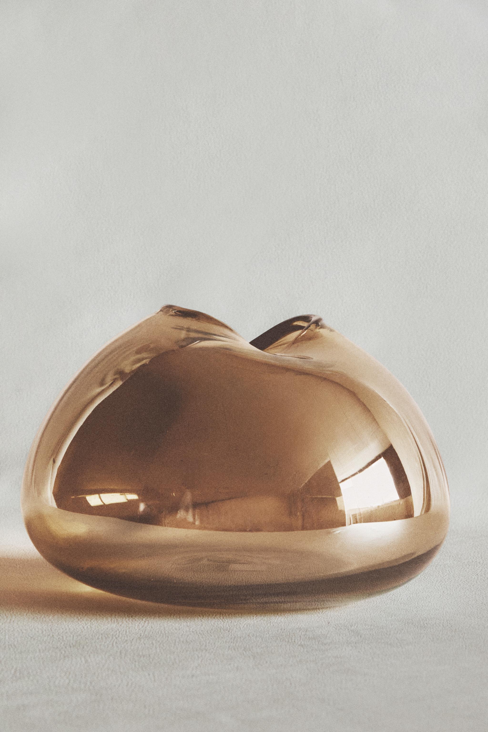 LOW SHINY GLASS VASE