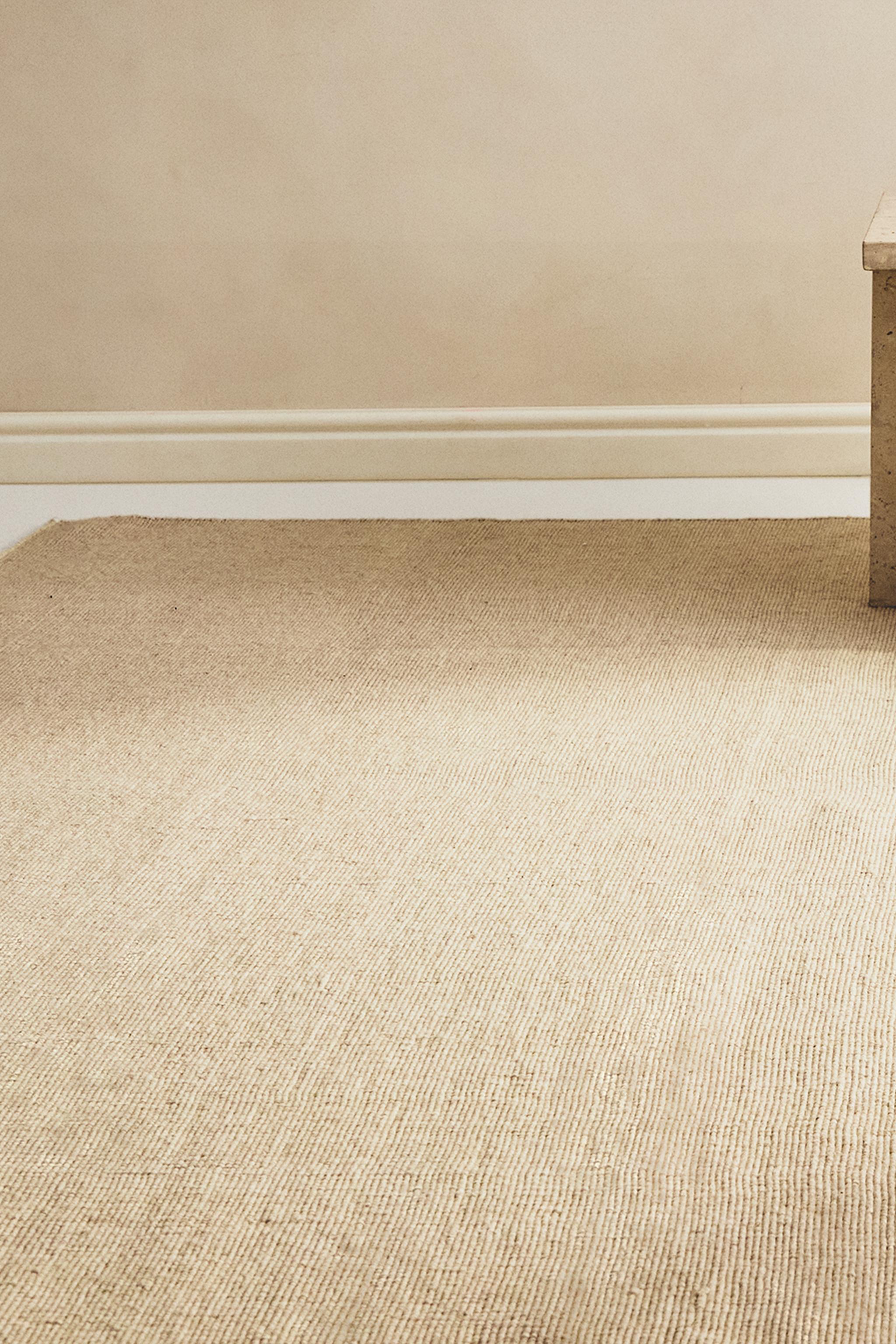 WOOL AREA RUG WITH SCALLOPED LINES