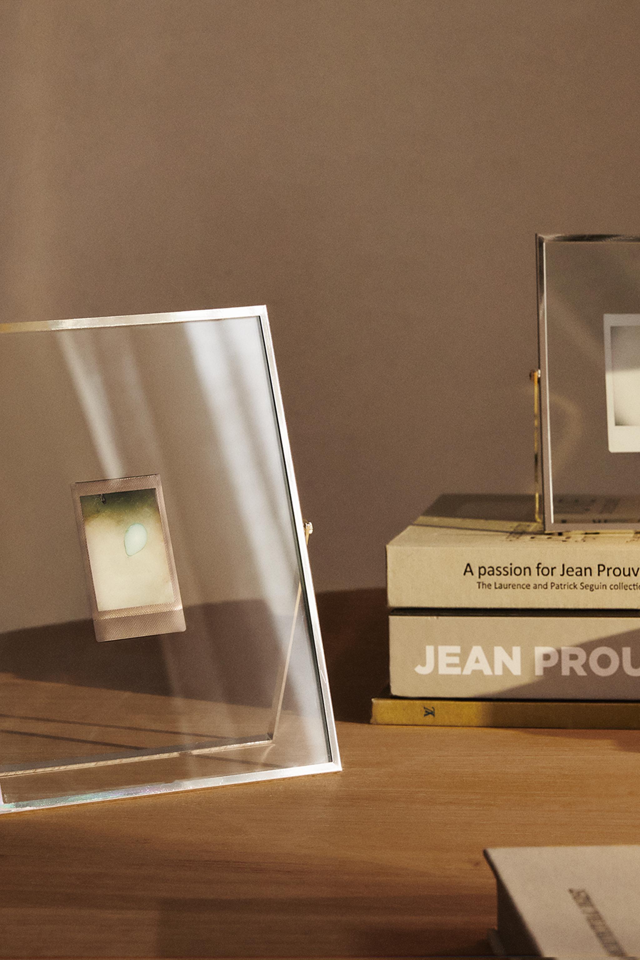 PICTURE FRAME WITH STAND