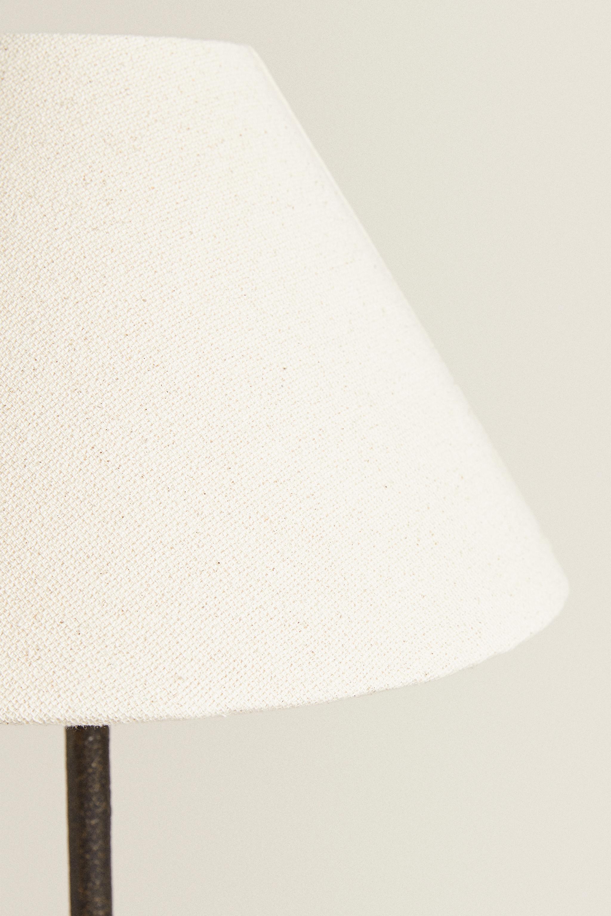 TRIPOD BASE TABLE LAMP