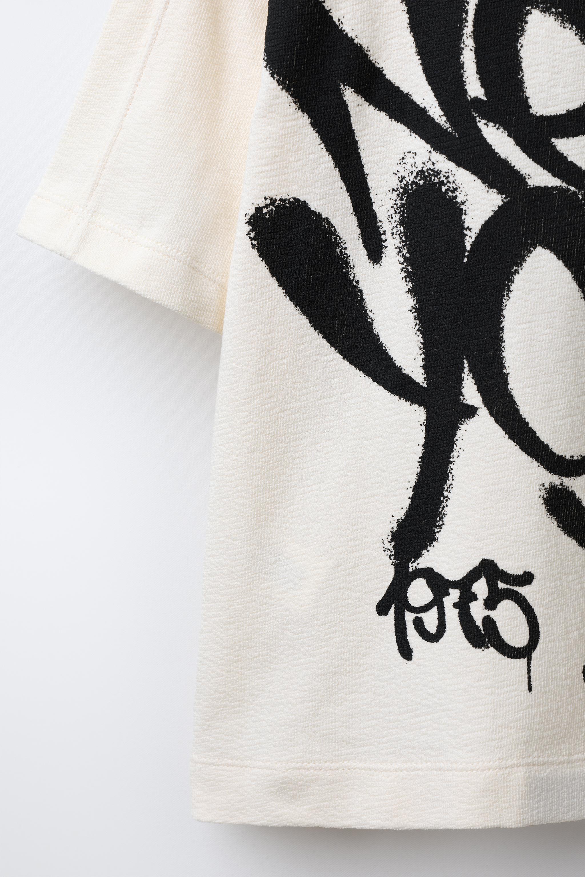 TEXTURED GRAFFITI PRINT T-SHIRT