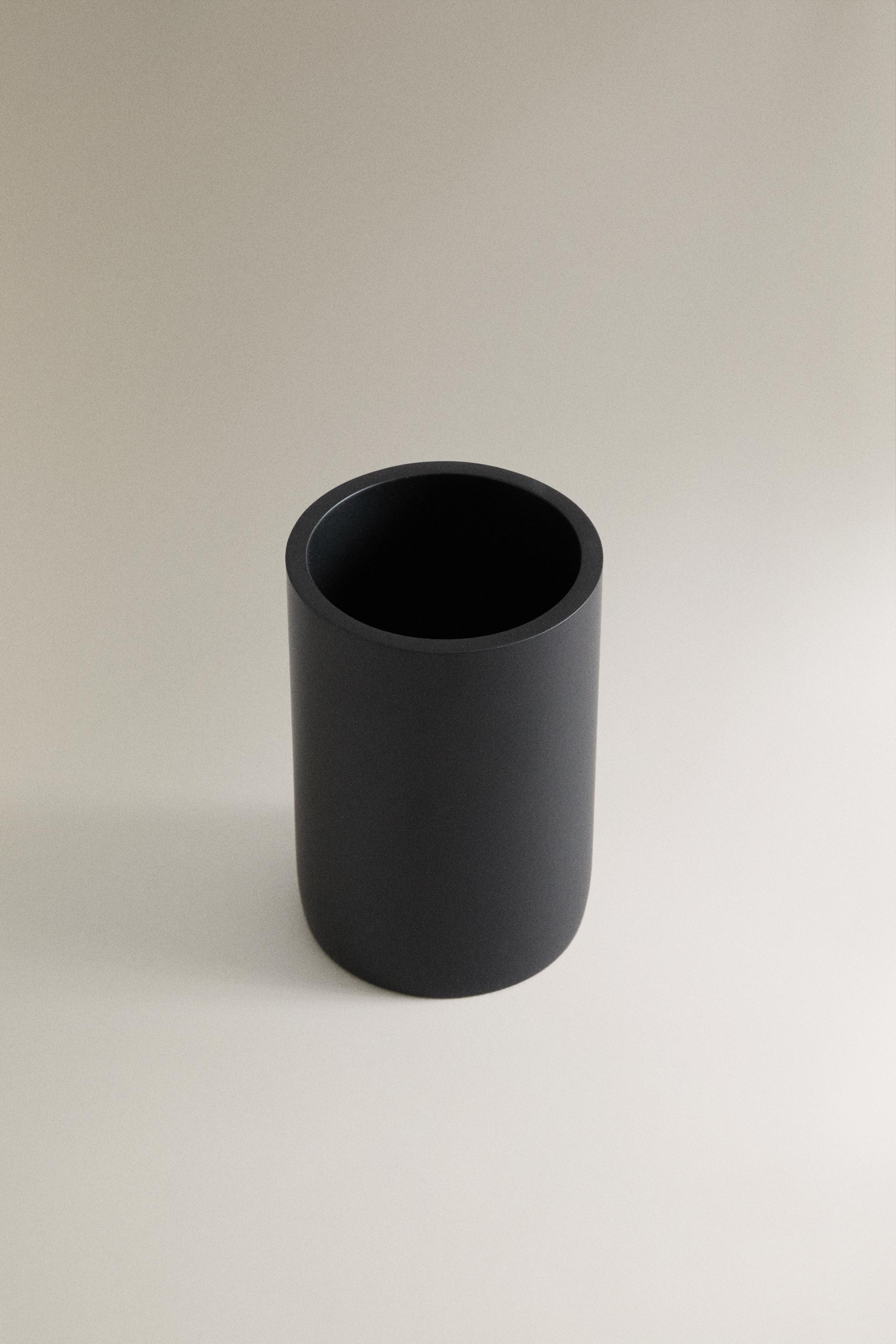 BLACK RESIN TOOTHBRUSH HOLDER