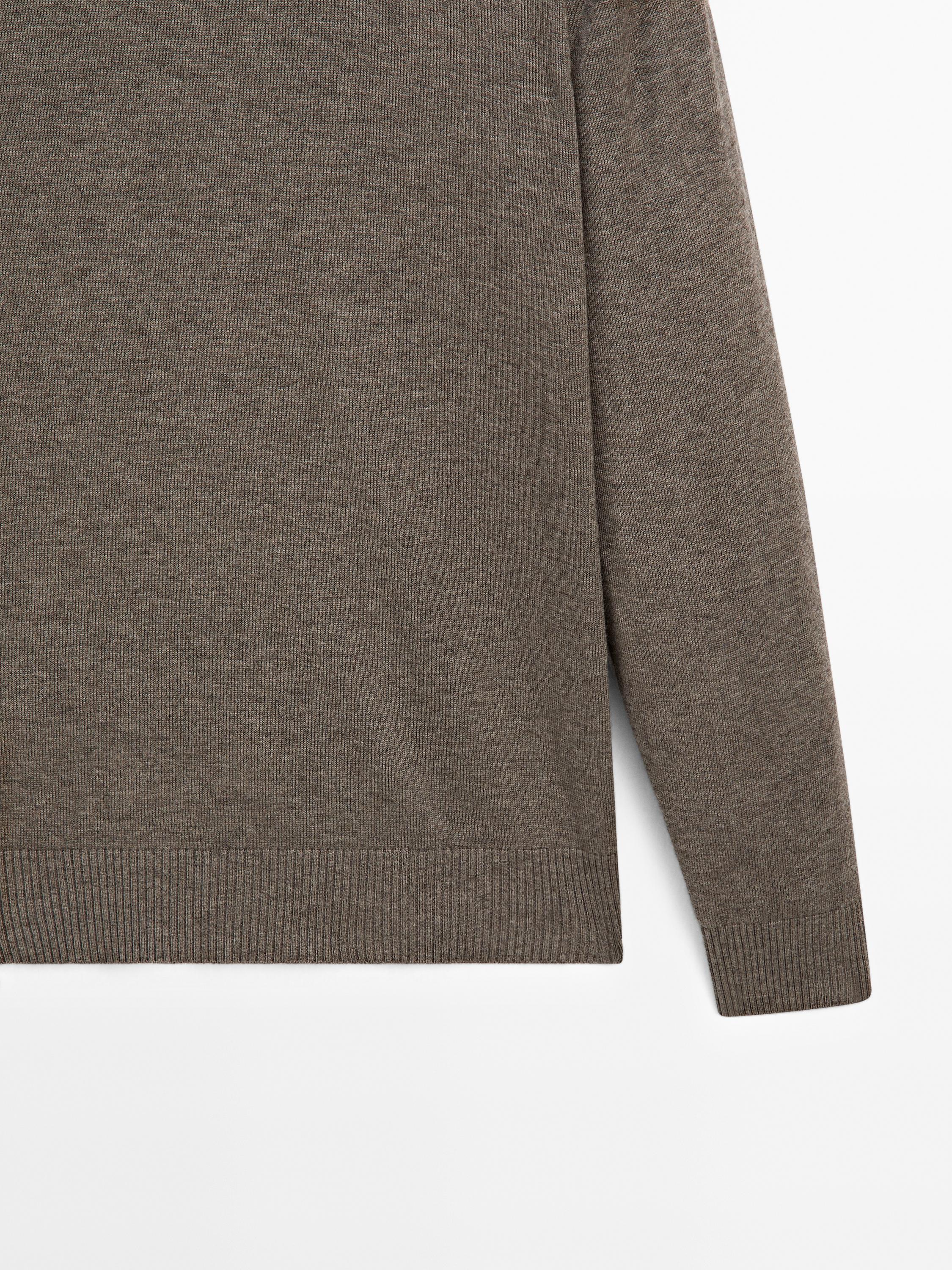 Crew neck knit sweater