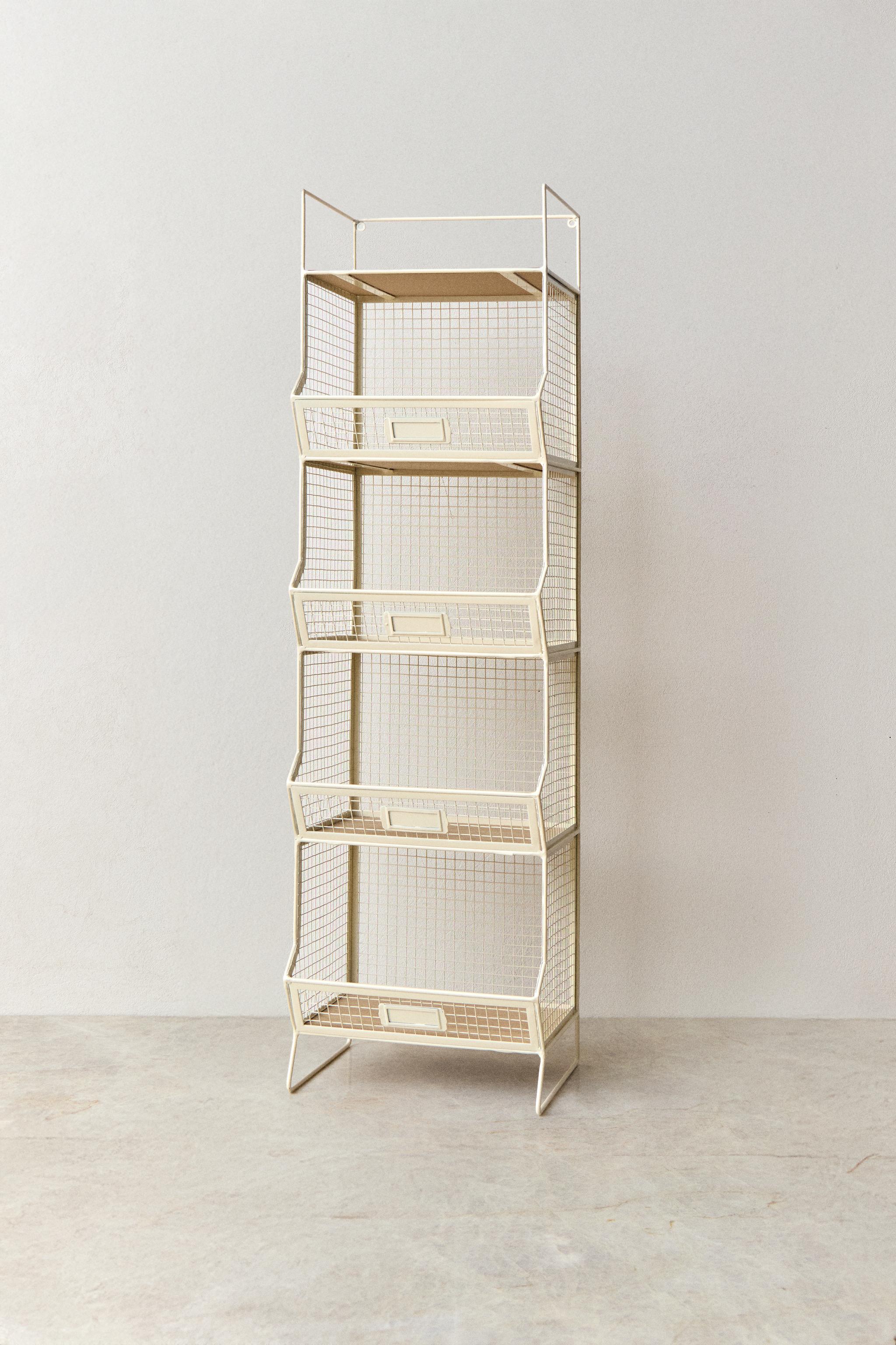 STORAGE UNIT WITH SHELVES