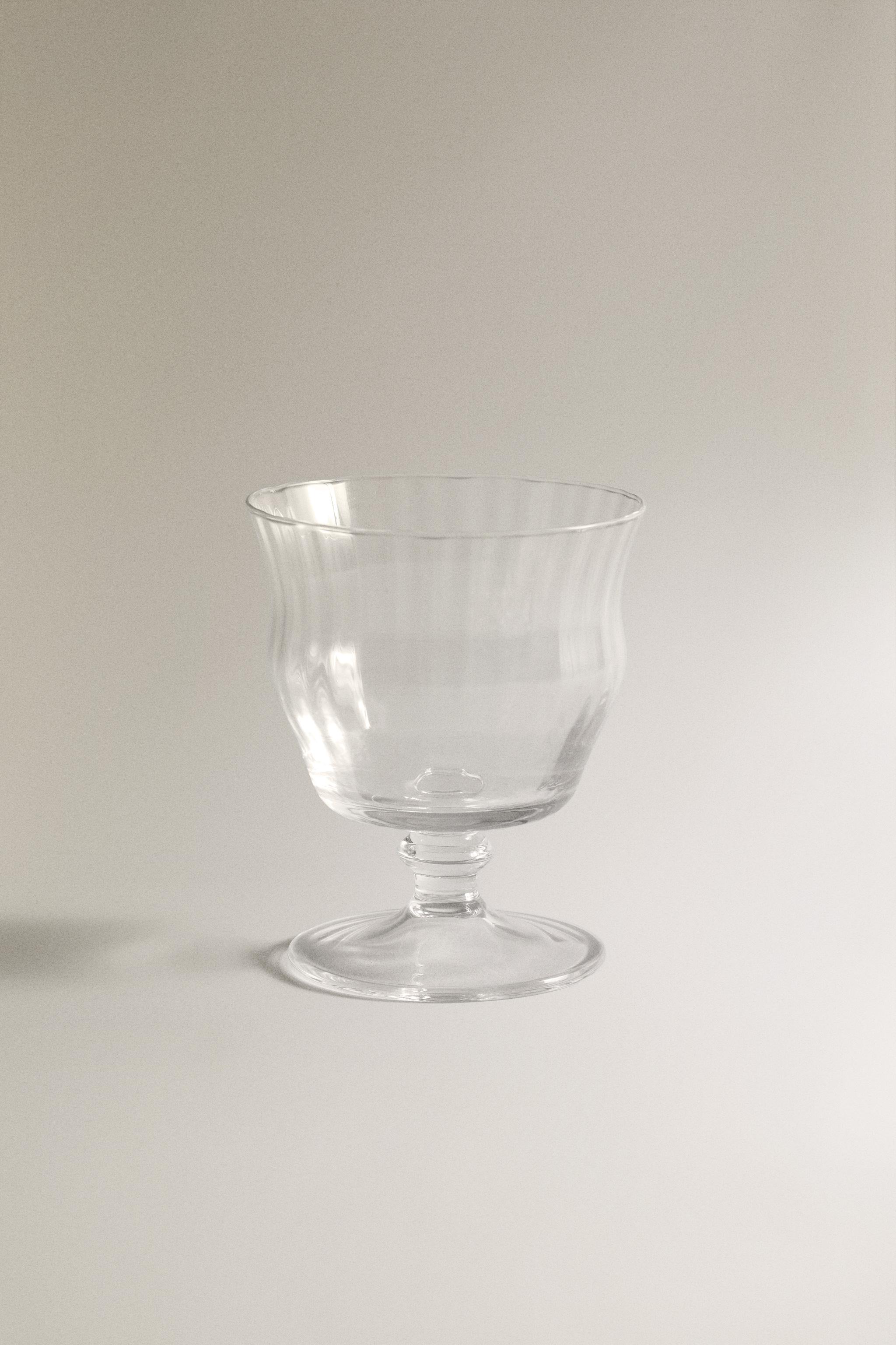 RAISED DESIGN WINE GLASS