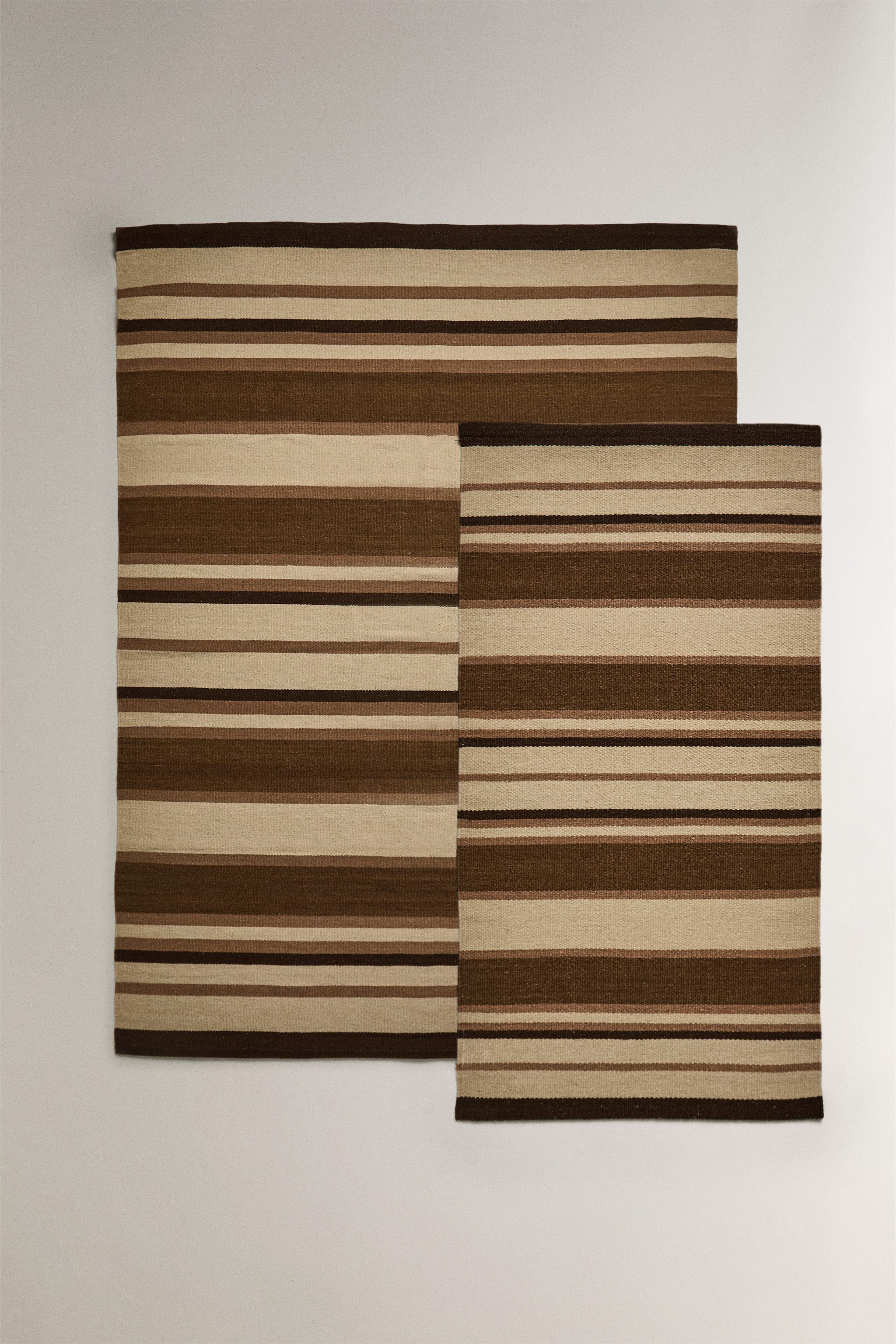 RUG WITH CONTRASTING STRIPES