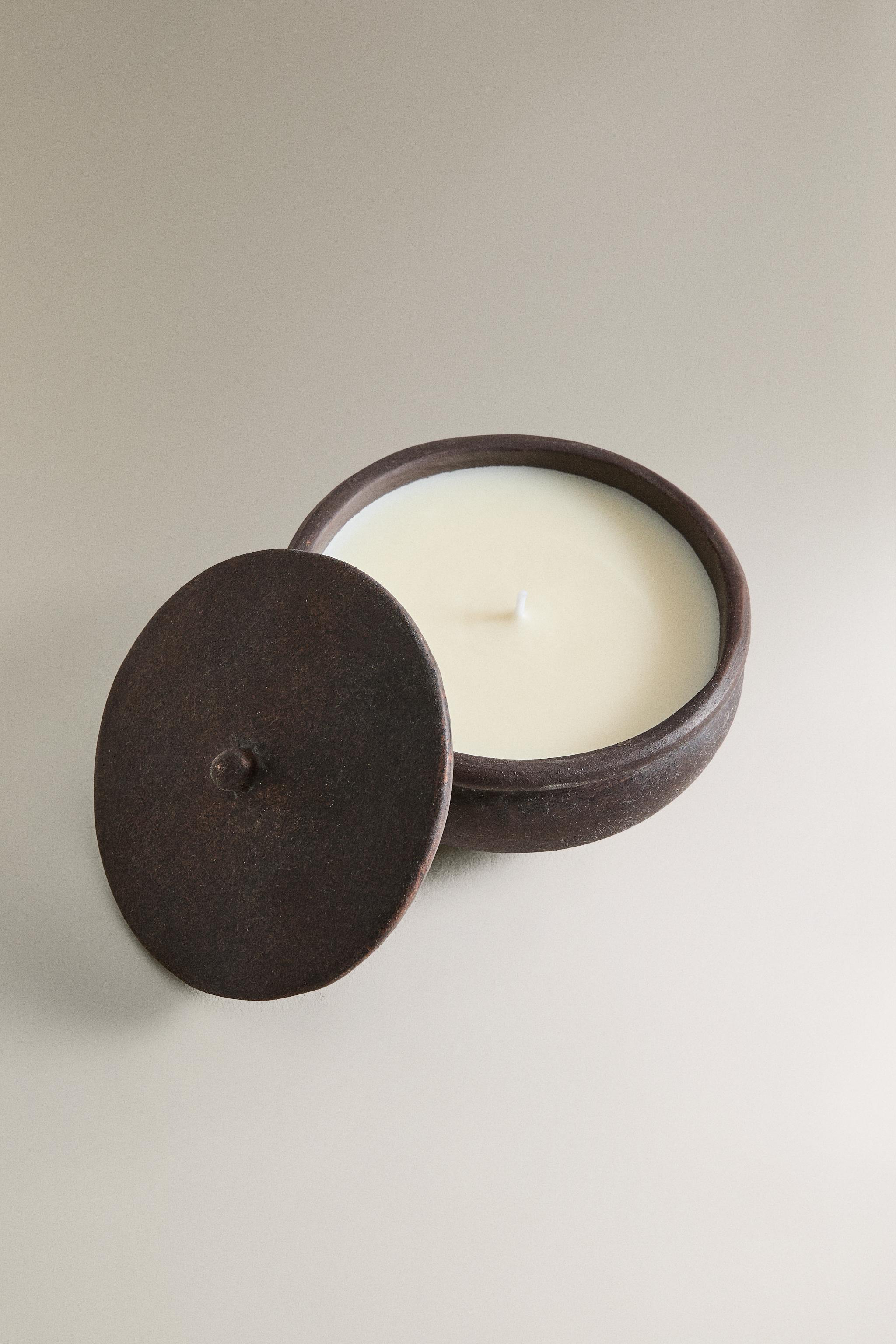 (220 GR) LEATHER AMBER SCENTED CANDLE