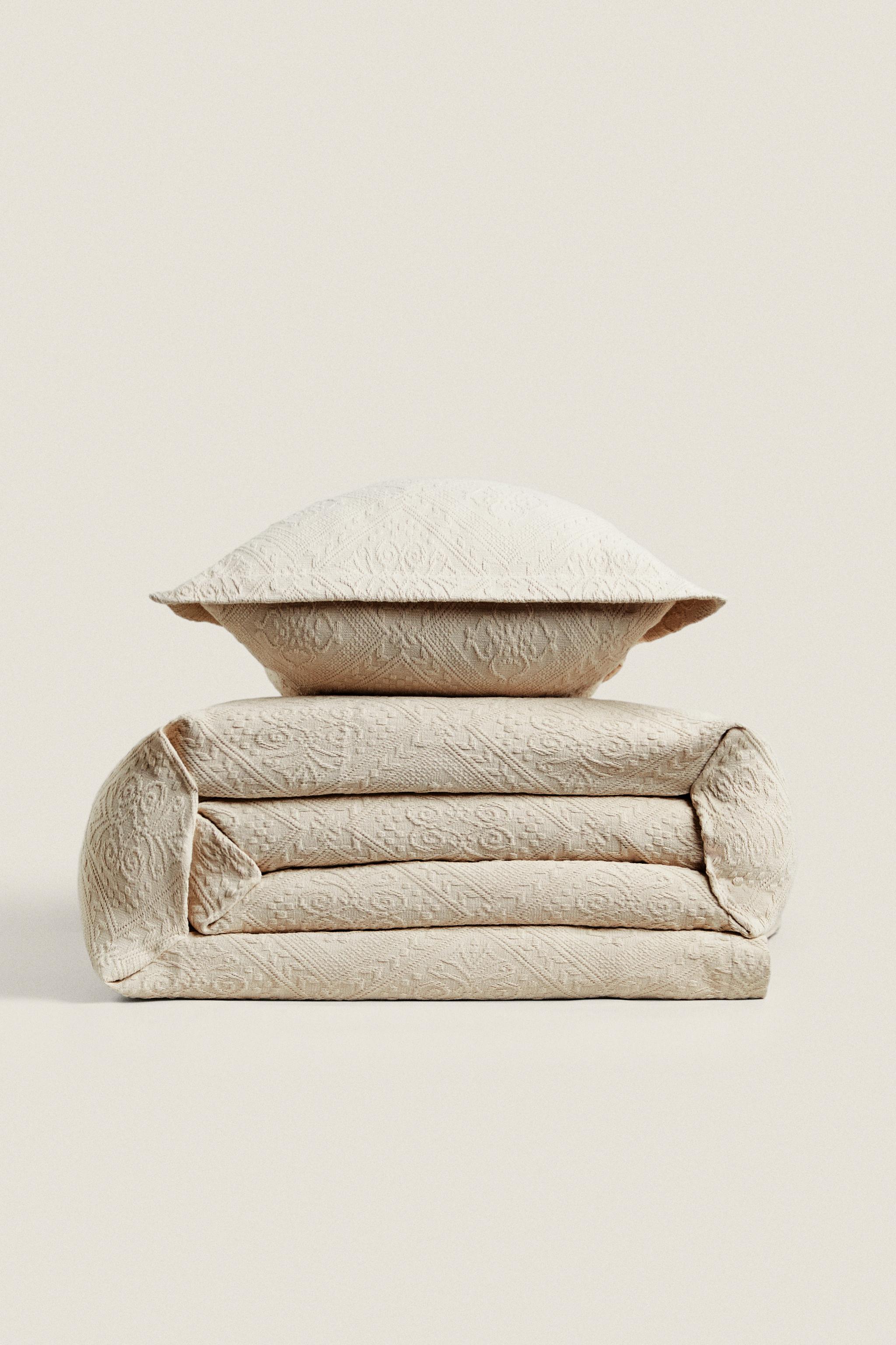 COTTON BEDSPREAD WITH A GEOMETRIC DESIGN