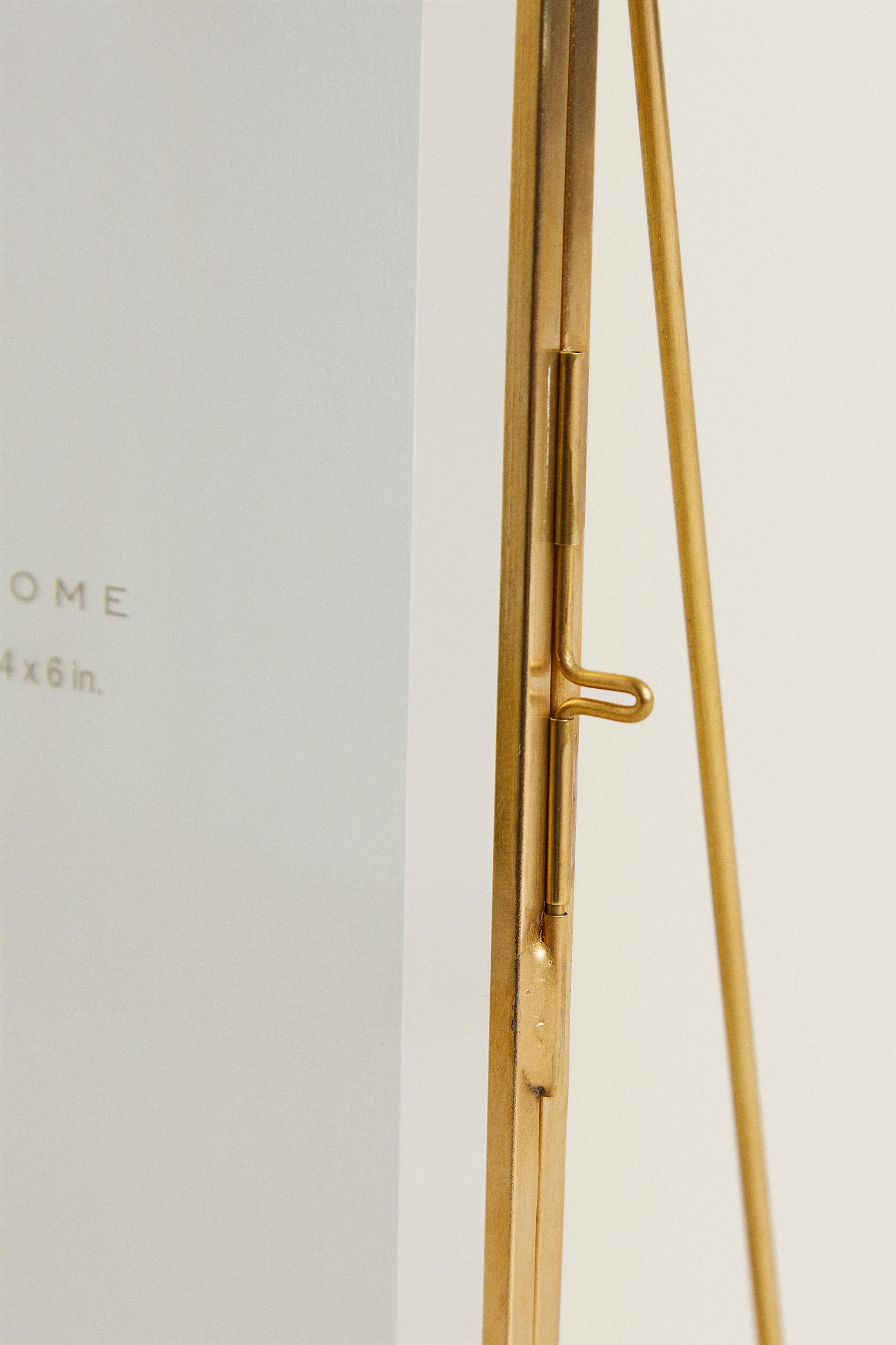 TRIANGULAR STRUCTURE PICTURE FRAME