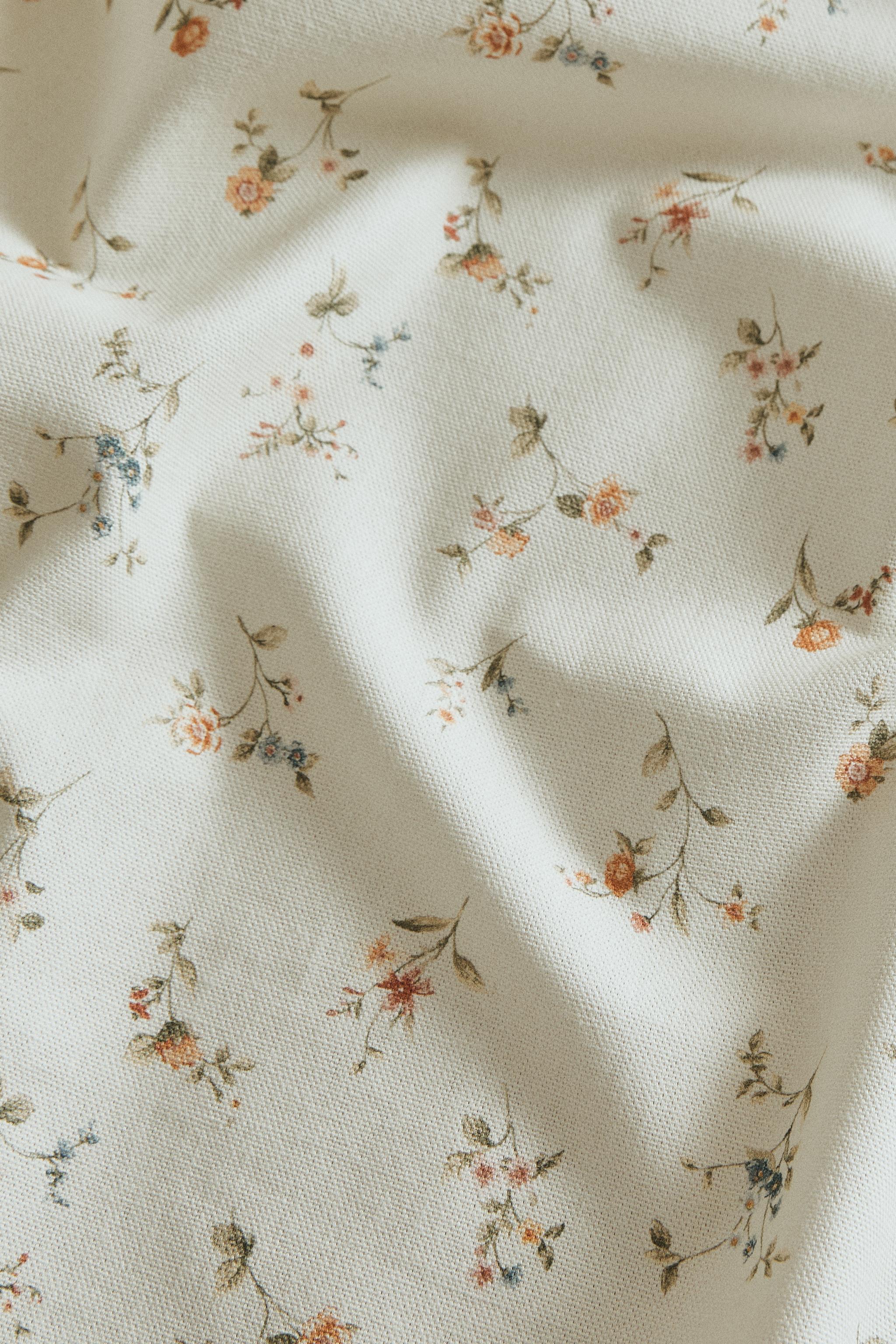 SMALL FLORAL PRINT TABLECLOTH