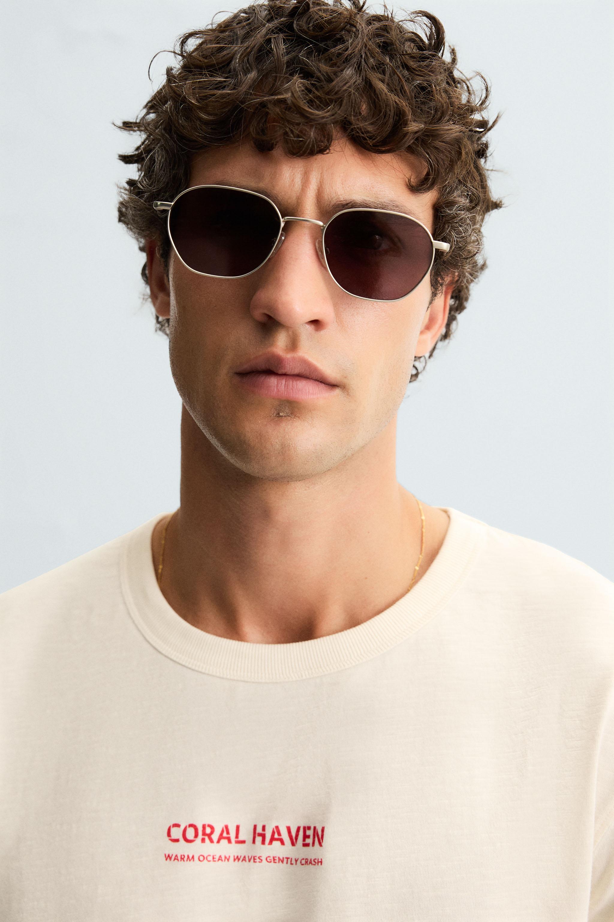 CONTRAST GRAPHIC T-SHIRT