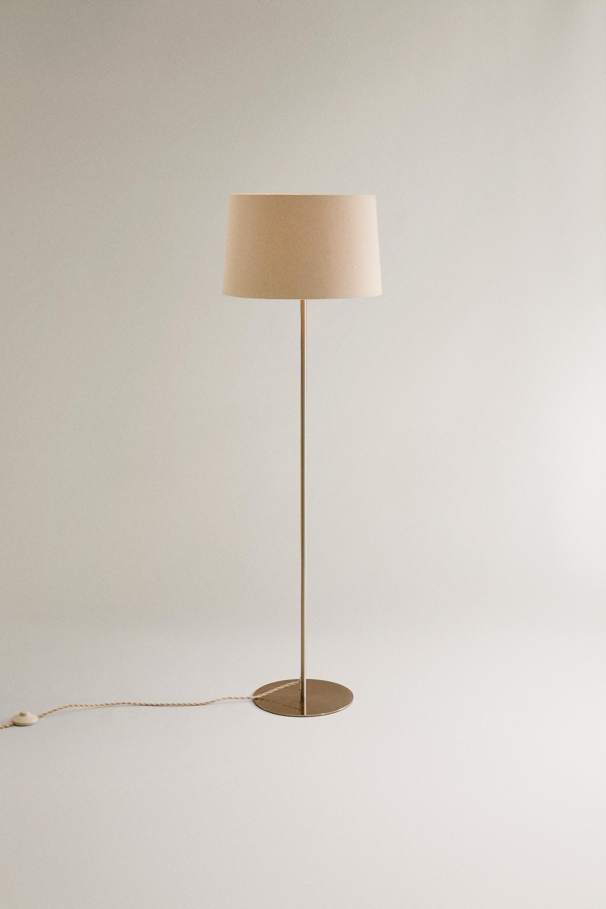 EXTENDABLE METAL FLOOR LAMP