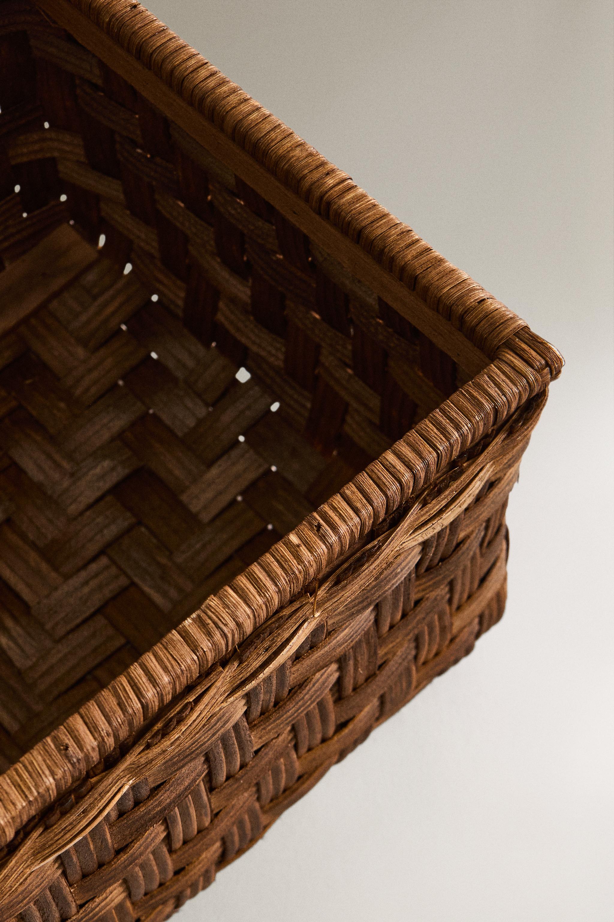 SQUARE WOODEN BASKET