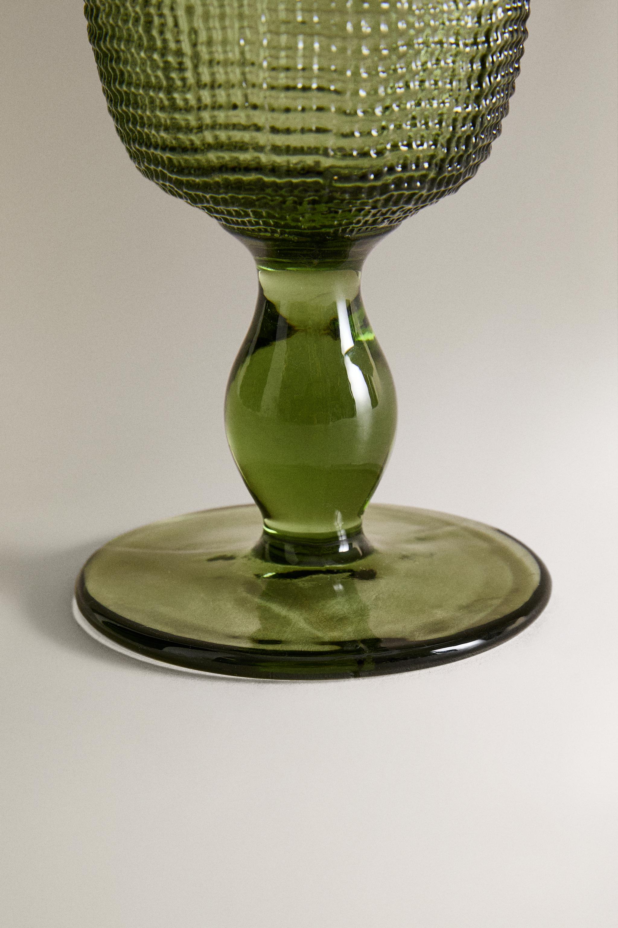 RAISED DESIGN WINE GLASS