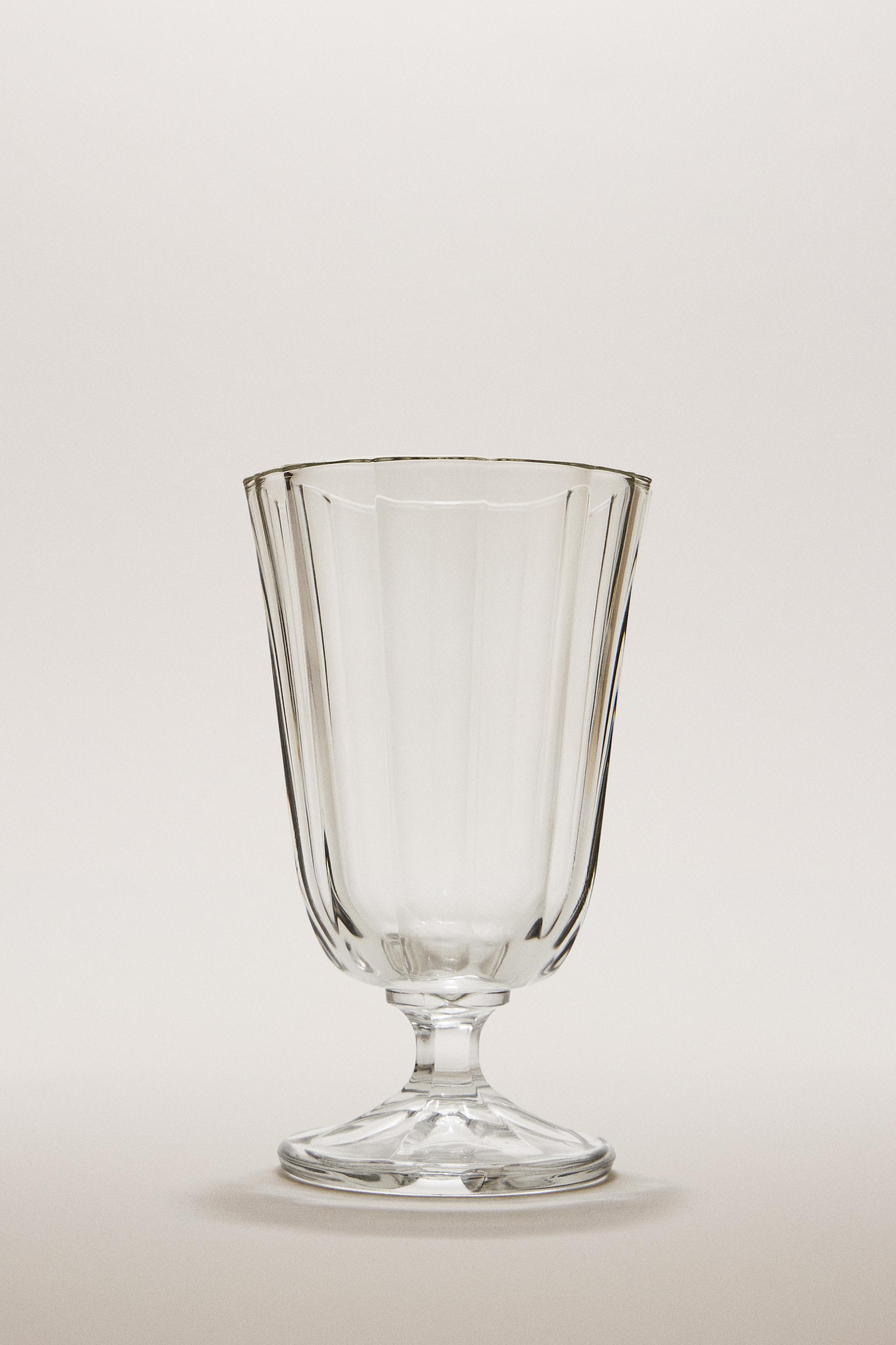 RAISED FACETED WINE GLASS