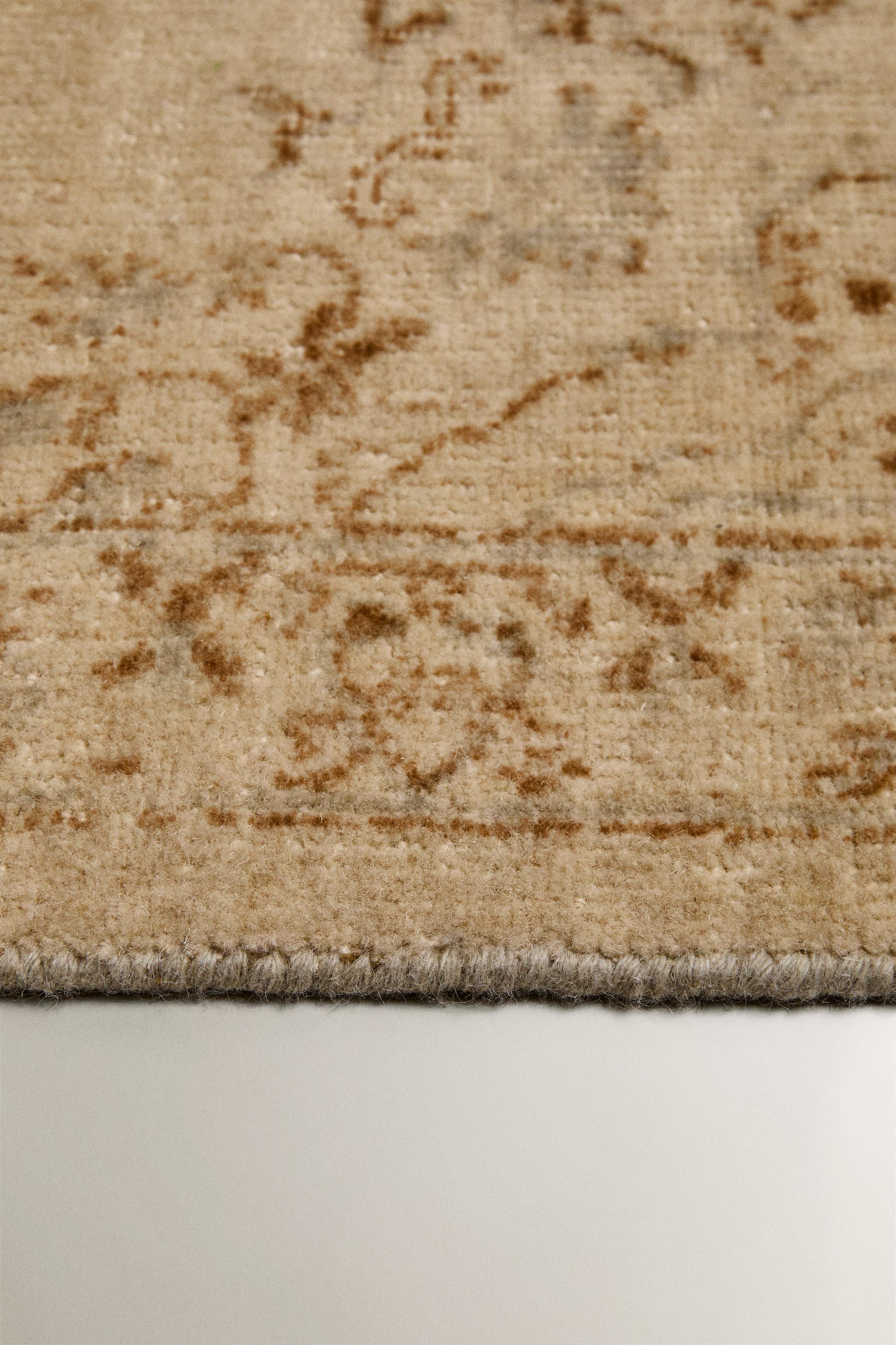 WOOL AREA RUG WITH A FLORAL PRINT