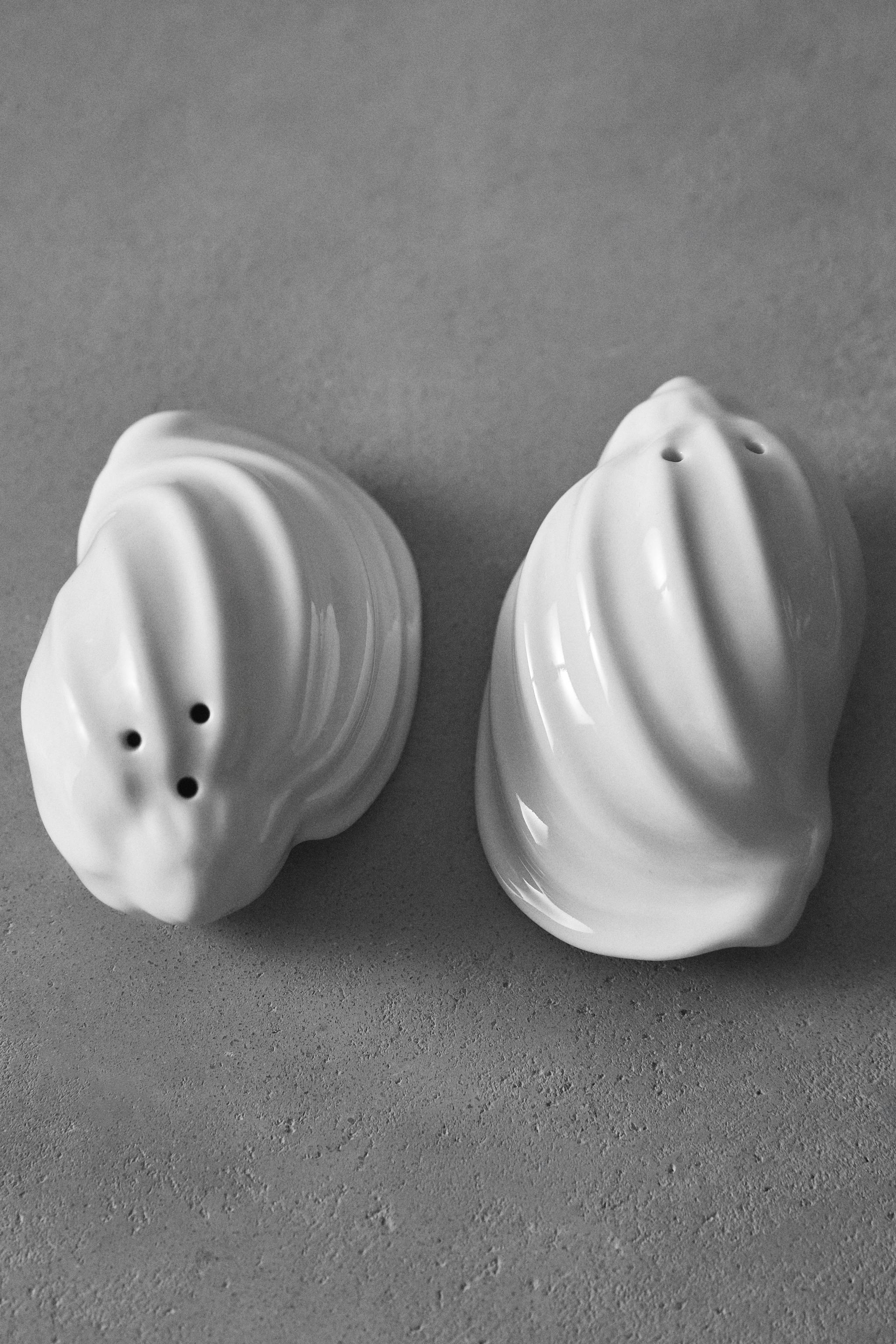 SALT AND PEPPER SHAKER SET SHELLS