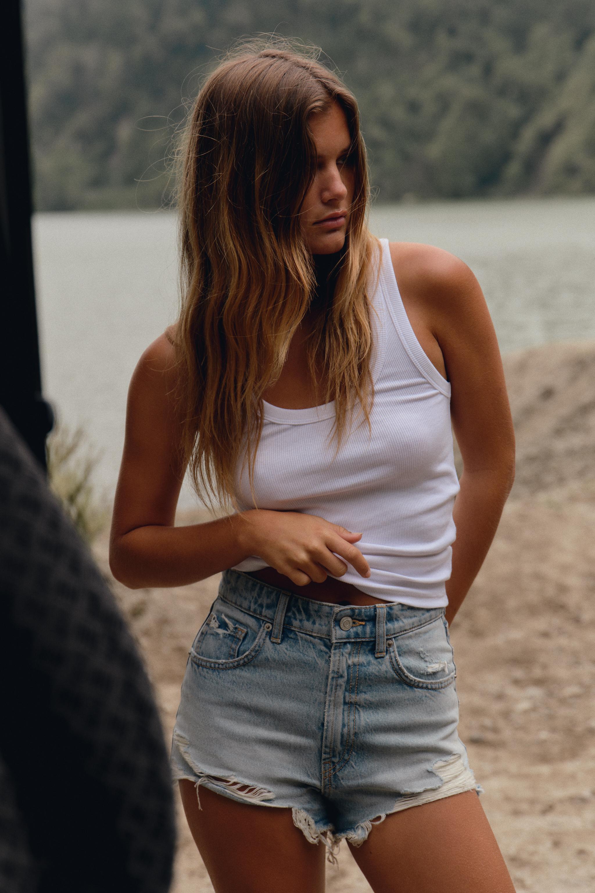 CURVED HIGH-WAISTED DENIM SHORTS