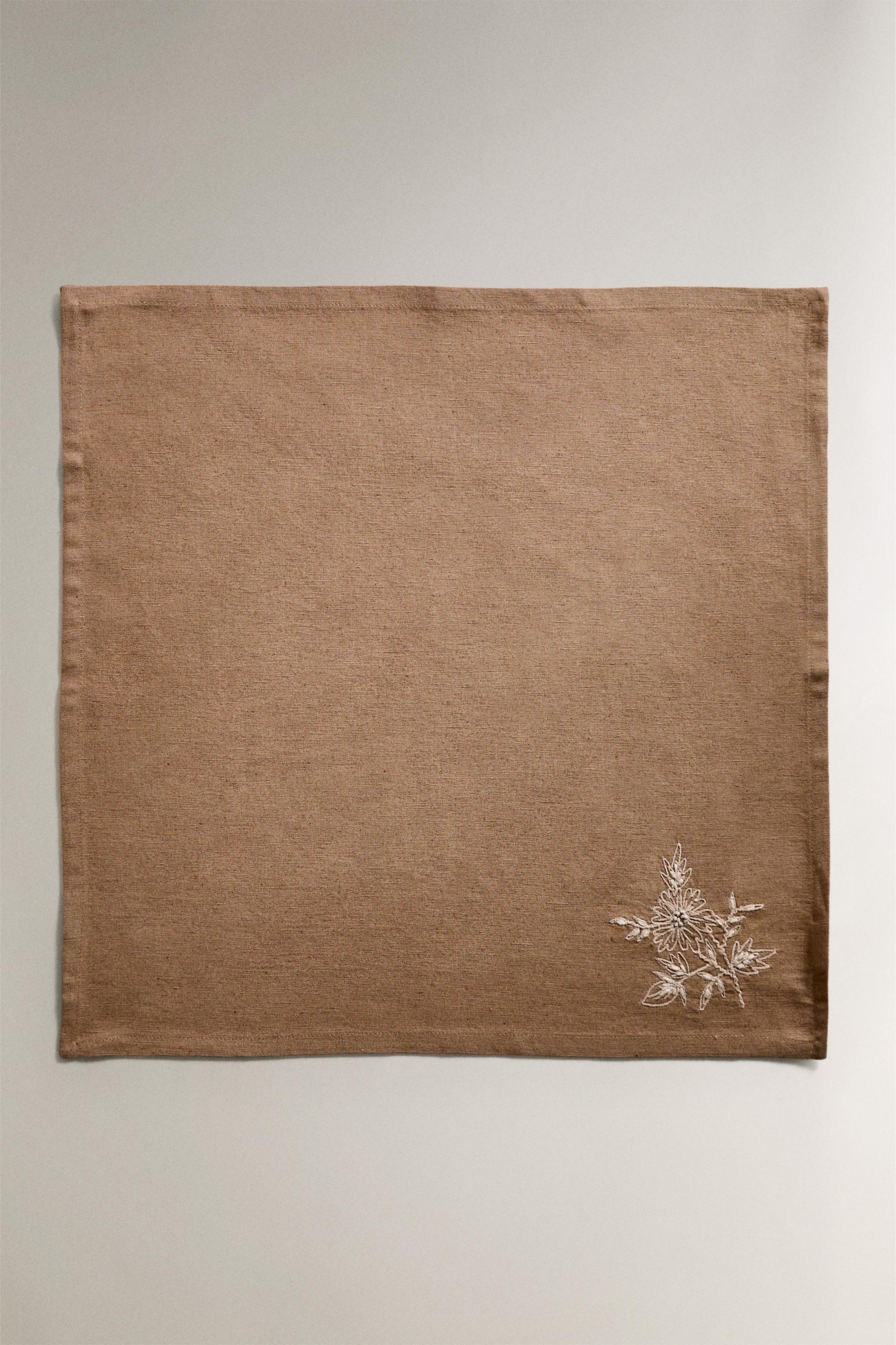 SET OF EMBROIDERED FLOWER NAPKINS (SET OF 2)